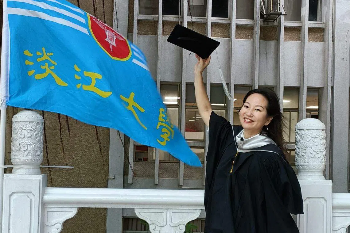 来自浙江的王爱勤在疫情中深造，2022年在淡江大学考获管理科学硕士学位，为了学以致用，推动两岸交流，去年6月创建中华两岸经贸文教促进会。（受访者提供）