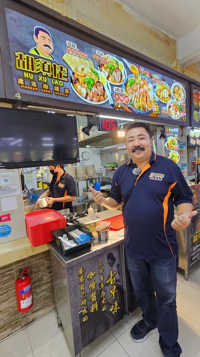 谢志鸿开店，母亲特地从怡保来新加坡试吃，并调整咖喱面食谱，让味道更贴近外婆版本。（黄亿敏摄）