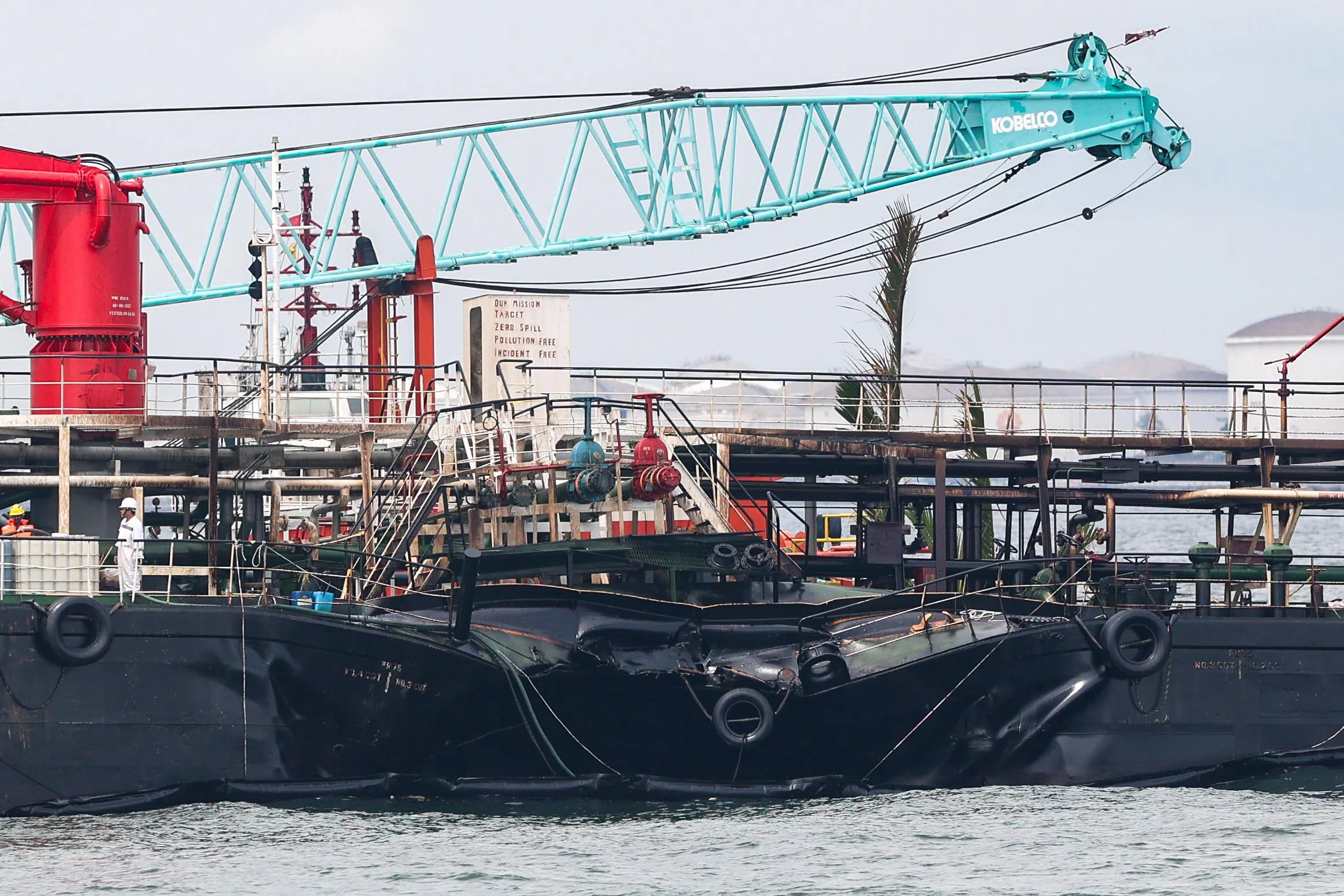 悬挂新加坡国旗的加油船MARINE HONOUR被明显撞凹，船体其中一个燃油舱破裂，泄漏约400公吨的低硫燃油。（陈斌勤摄）