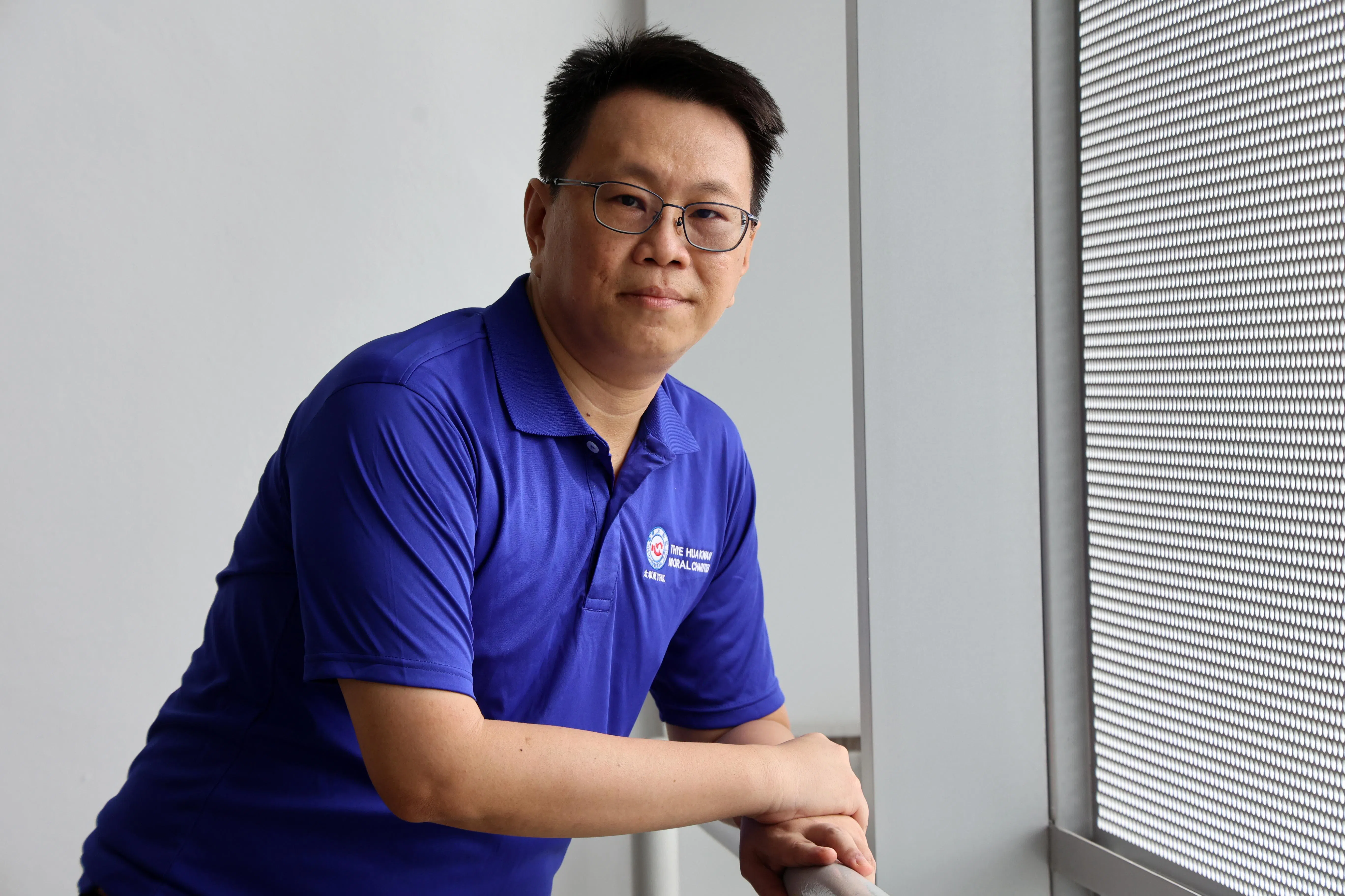 太和观慈善机构资深义工佘克勤说，通过面对面辅导，辅导员可帮助违例者更好地了解自身面对的问题，并引导他们戒掉电子烟。（邝启聪摄）