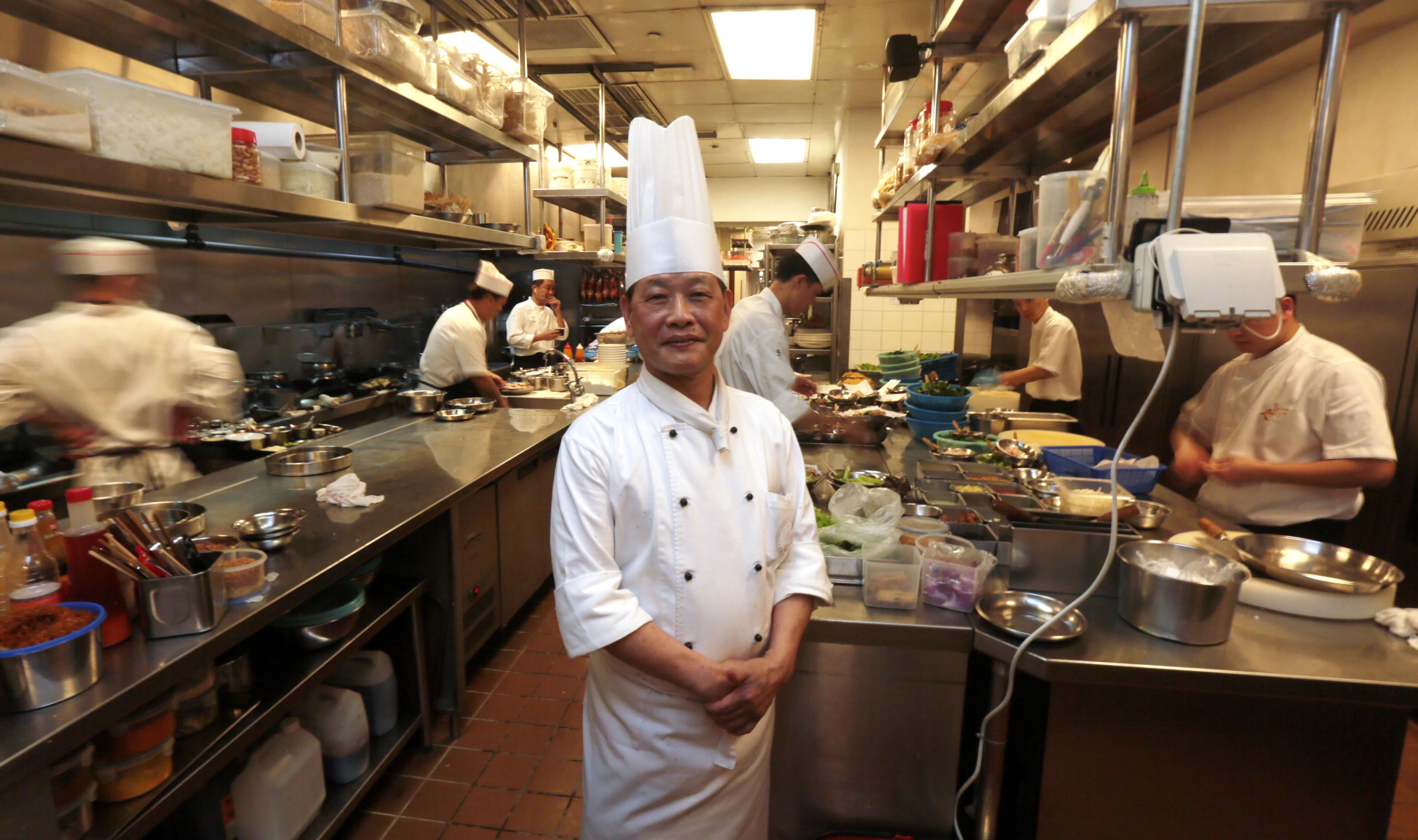 “厨界教父”黄清标认为，本土美食经得起时间考验，但必须做好厨艺传承，厨师们也不可好高骛远，要踏实学功夫。（档案照片）