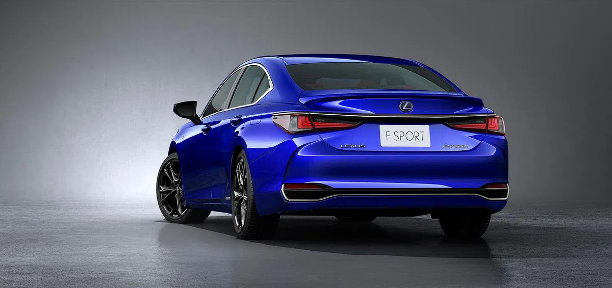 ES F Sport车尾增加了后扰流板，整体感觉浑厚充满运动感。图为ES F Sport 300H型号。