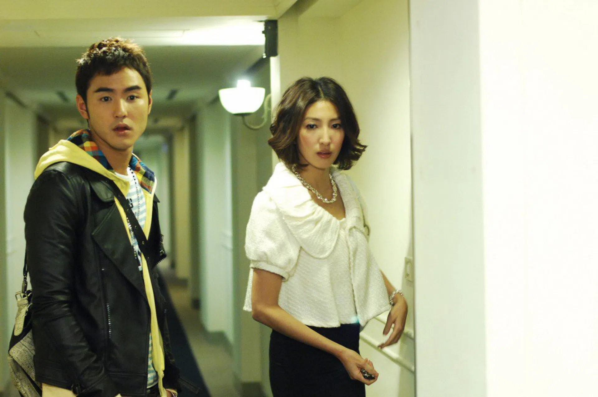 杨谨华（右）和阮经天的《败犬女王》是台湾偶像剧的经典作之一，当时还掀起“剩女”风潮。（互联网）