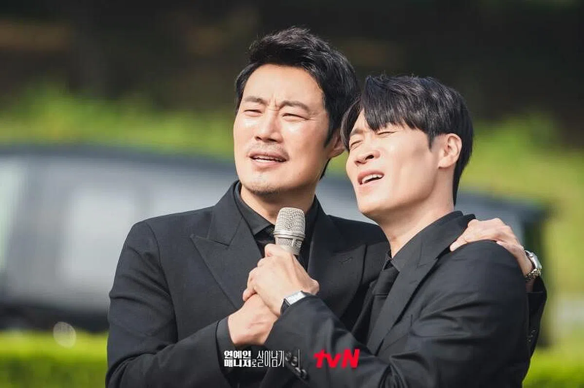 李熙俊（左）和陈善奎客串演出，剧中上演角色之争。（互联网）