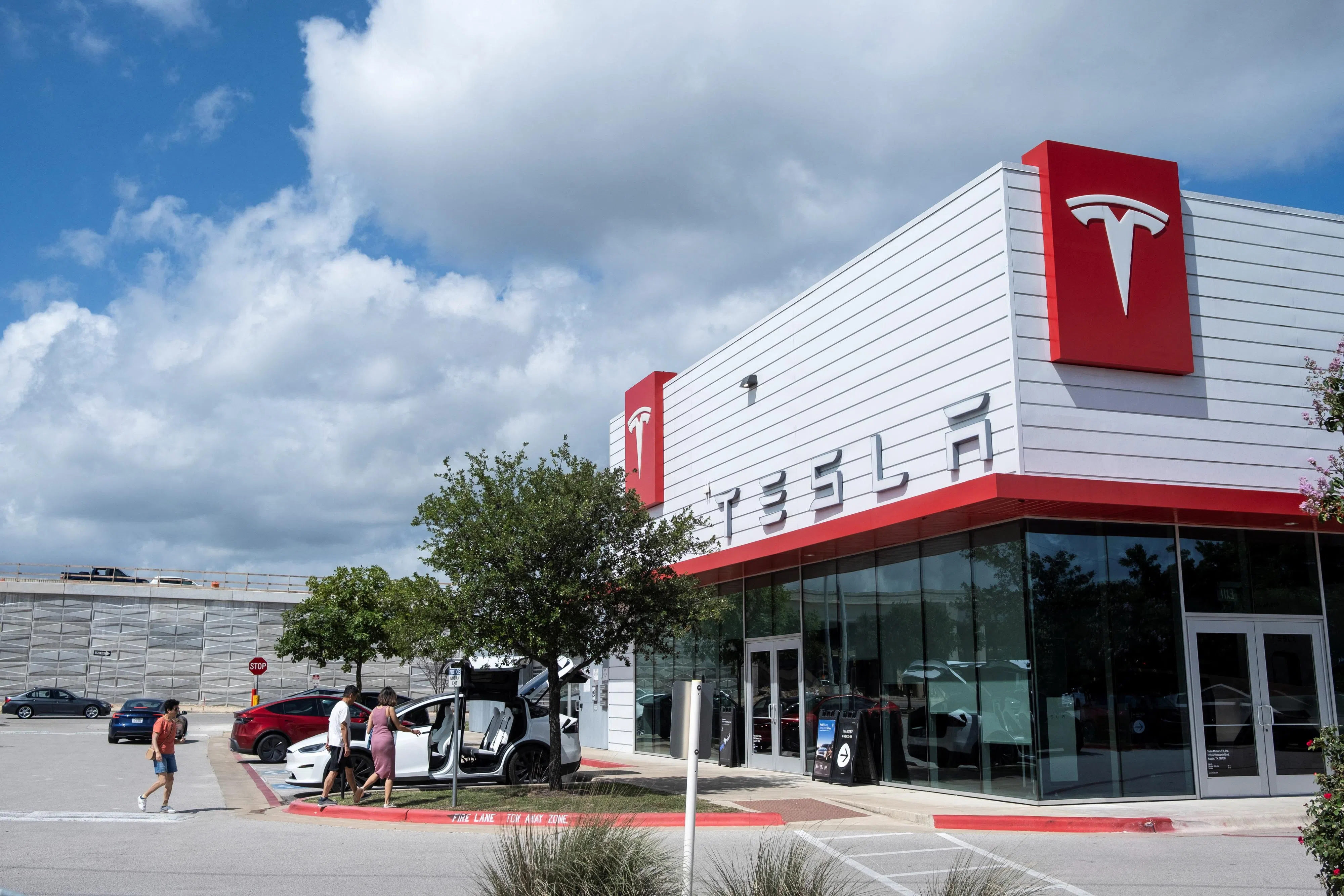 今年特斯拉的第一季交货量同比下降13%，比华尔街分析师预计的少了约4万辆。之后在接下来的月份里，它的交货量开始急剧下降。（路透社）