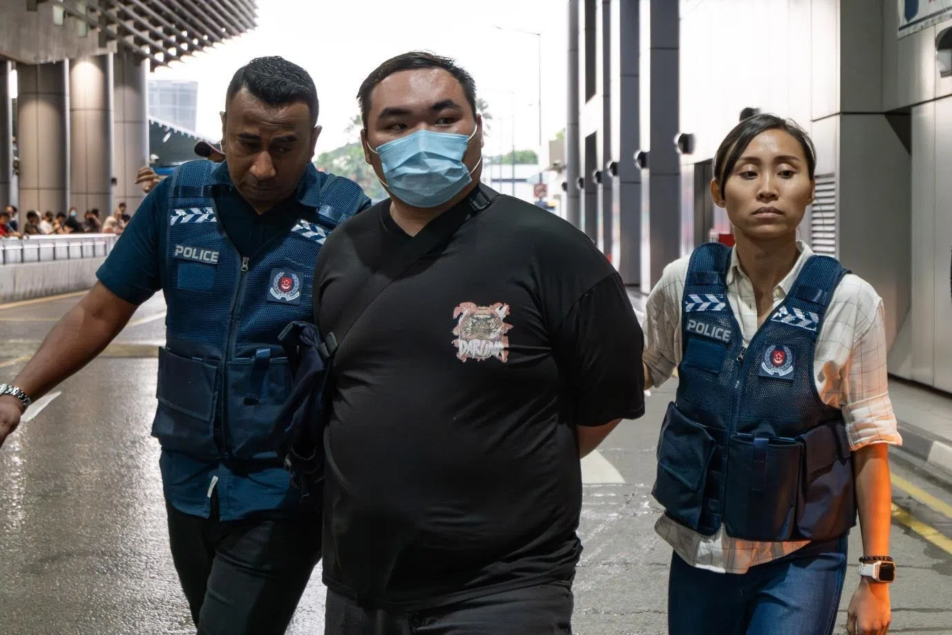 五名马来西亚籍男子被捕后已在星期二（1月23日）引渡到新加坡，将在星期三（24日）被控串谋欺骗罪。图中男子为其中一名落网嫌犯。（新加坡警察部队提供）