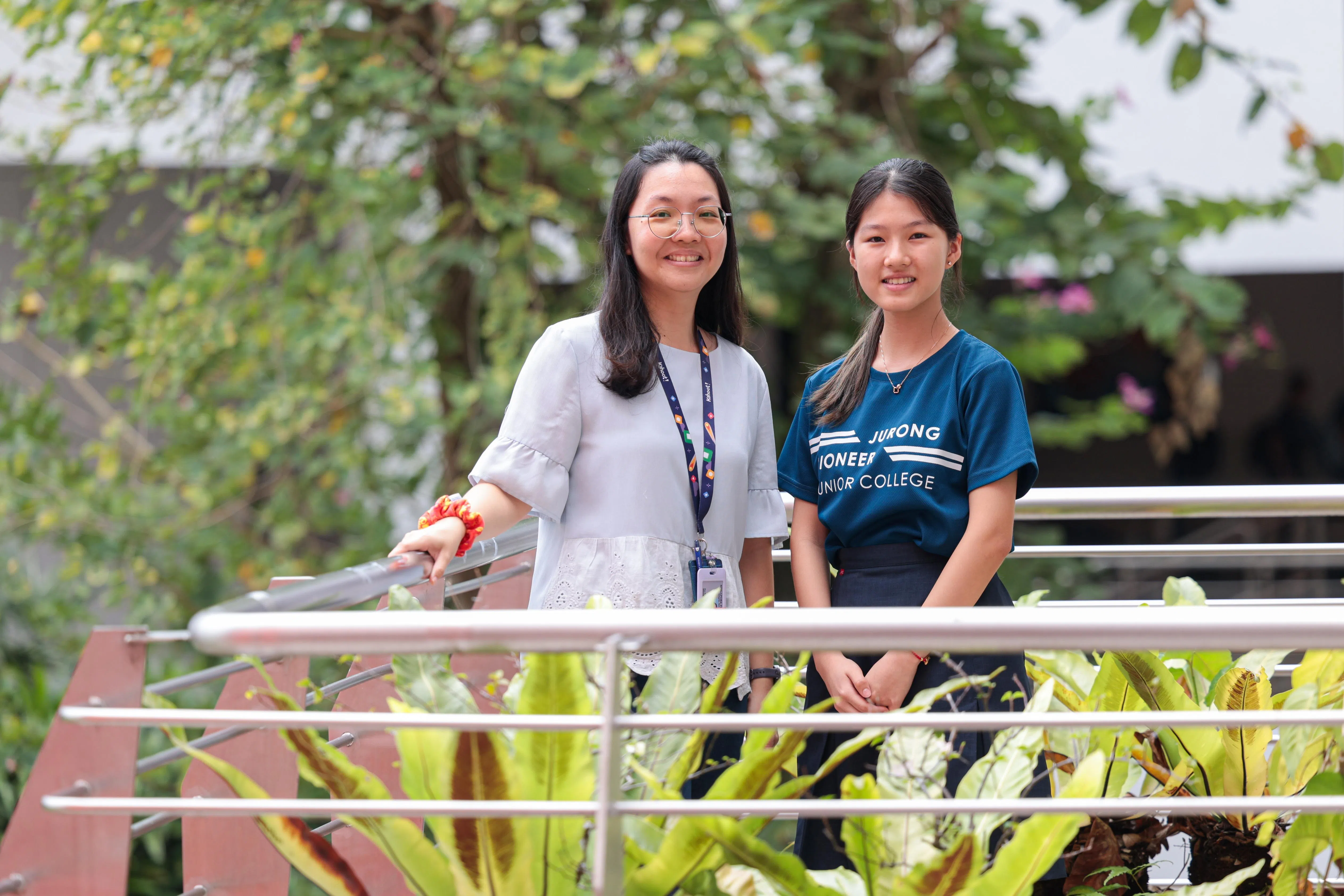 因音乐会上合唱的契机，郑钰汧（右）与物理老师符芳芳（左）决定一同组队参加本届“新空下”师生歌唱组。（李冠卫摄）