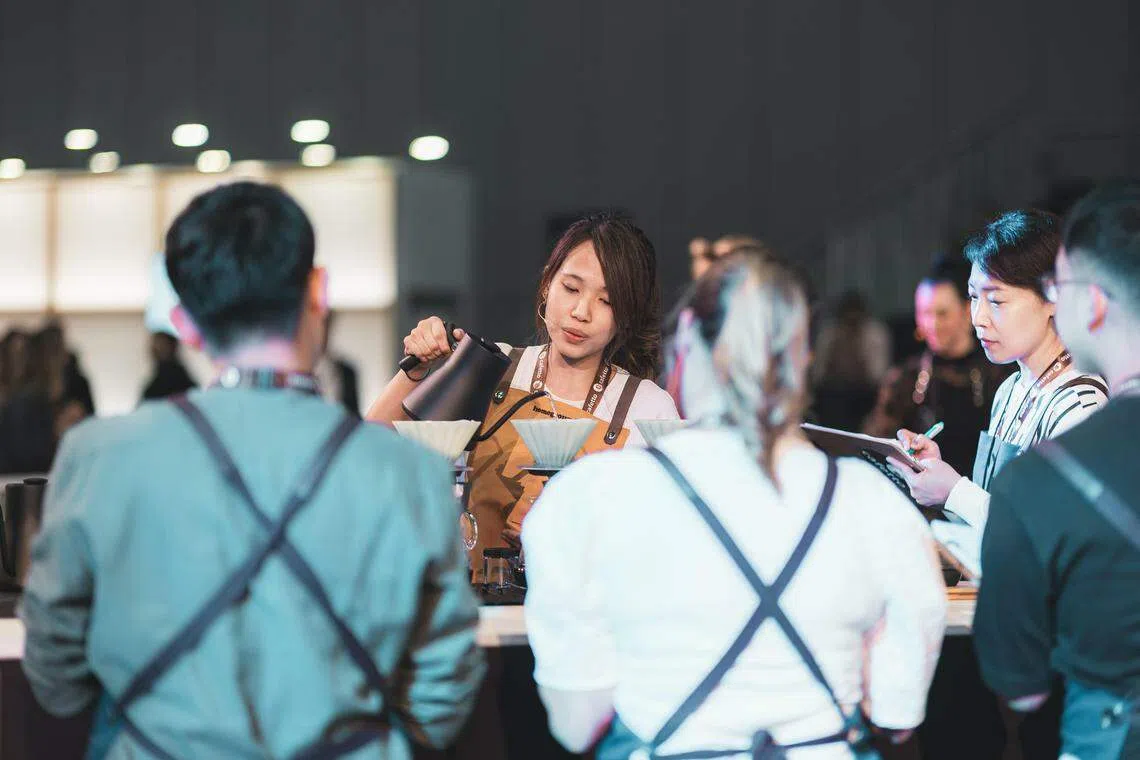 陈姿憓在2022年代表新加坡参加在墨尔本举行的世界咖啡冲泡大赛，获得第三名。（受访者提供）