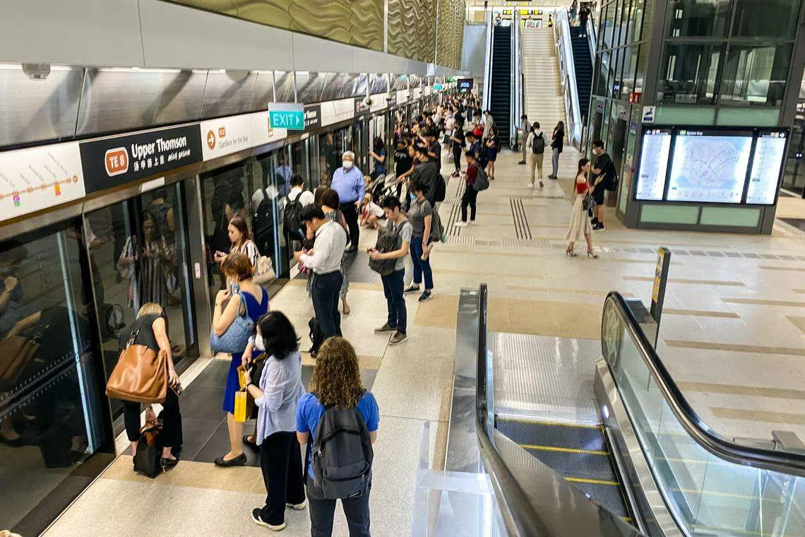 汤申东海岸线地铁线路发生信号故障，乘客在月台等候列车。（关俊威摄）