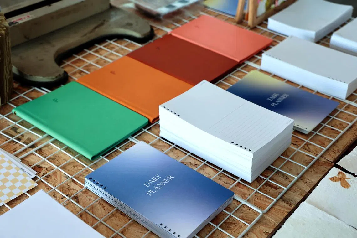 Print N Matters以切余纸制成的笔记簿，顾客可任意搭配纸张，组成符合个人需求的簿子。（龙国雄摄）