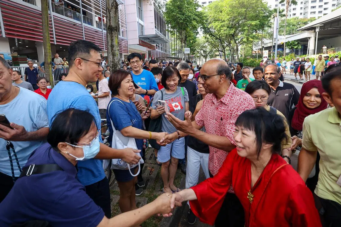 尚达曼抵达现场后，公众争相与他握手、合影，他也停下脚步与大家互动、简短交谈。（陈渊庄摄）