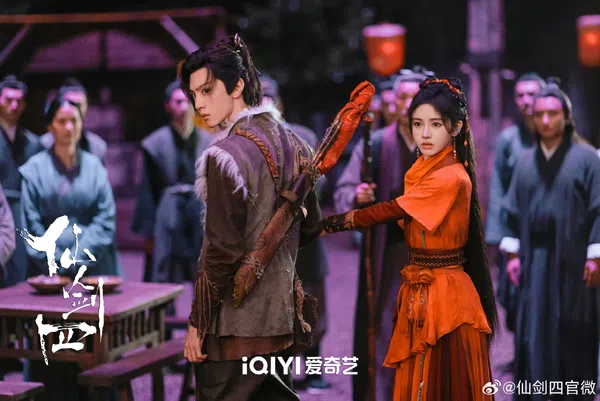 《仙剑奇侠传四》由鞠婧祎（红衣者）和陈哲远担任主角。（互联网）
