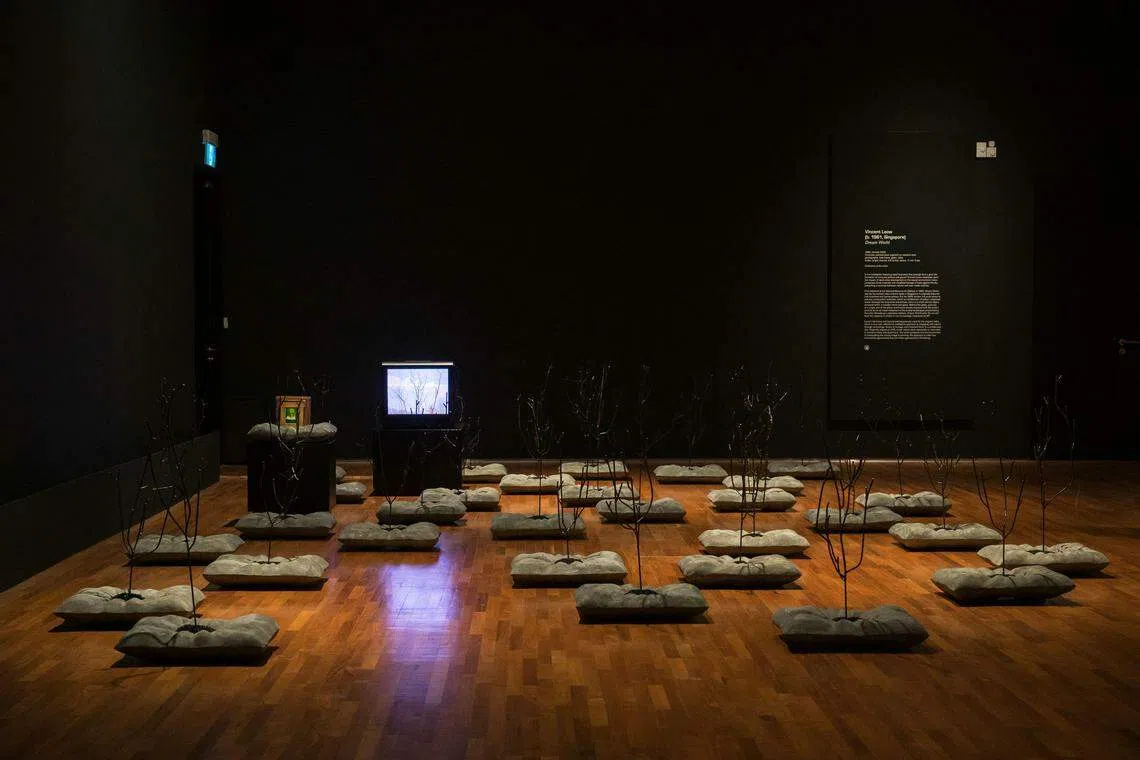 枝干和枕头之间，有一木框玻璃匣，在玻璃之后，枕头与树枝的图片叠加艺术家肖像，呈现双重曝光效果，隐喻作者想象的超现实主义景观。（国家美术馆提供）