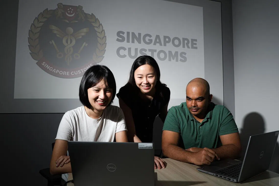 在国际海关日庆祝活动上，在关税与贸易服务处任职的周庚庚（左起）和陈雁桑，获颁亲商转型奖，维诺则获颁模范创新奖。（关俊威摄）