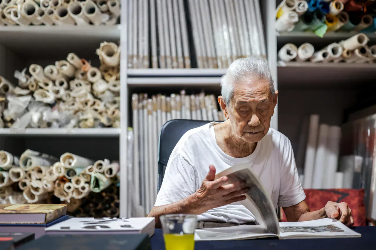 林子平说，早年出外写生是“我看我画”，给他累积许多素材；晚年不能出外，在家重画旧画便是“我思我画”。（叶振忠摄）