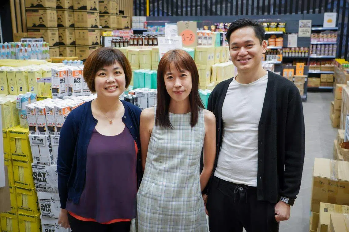 MoNo Foods的义工杨依玲（左起）与创办人许星玲和徐凯洋都热衷于环保和减少食物浪费。（特约摄影余维权摄）