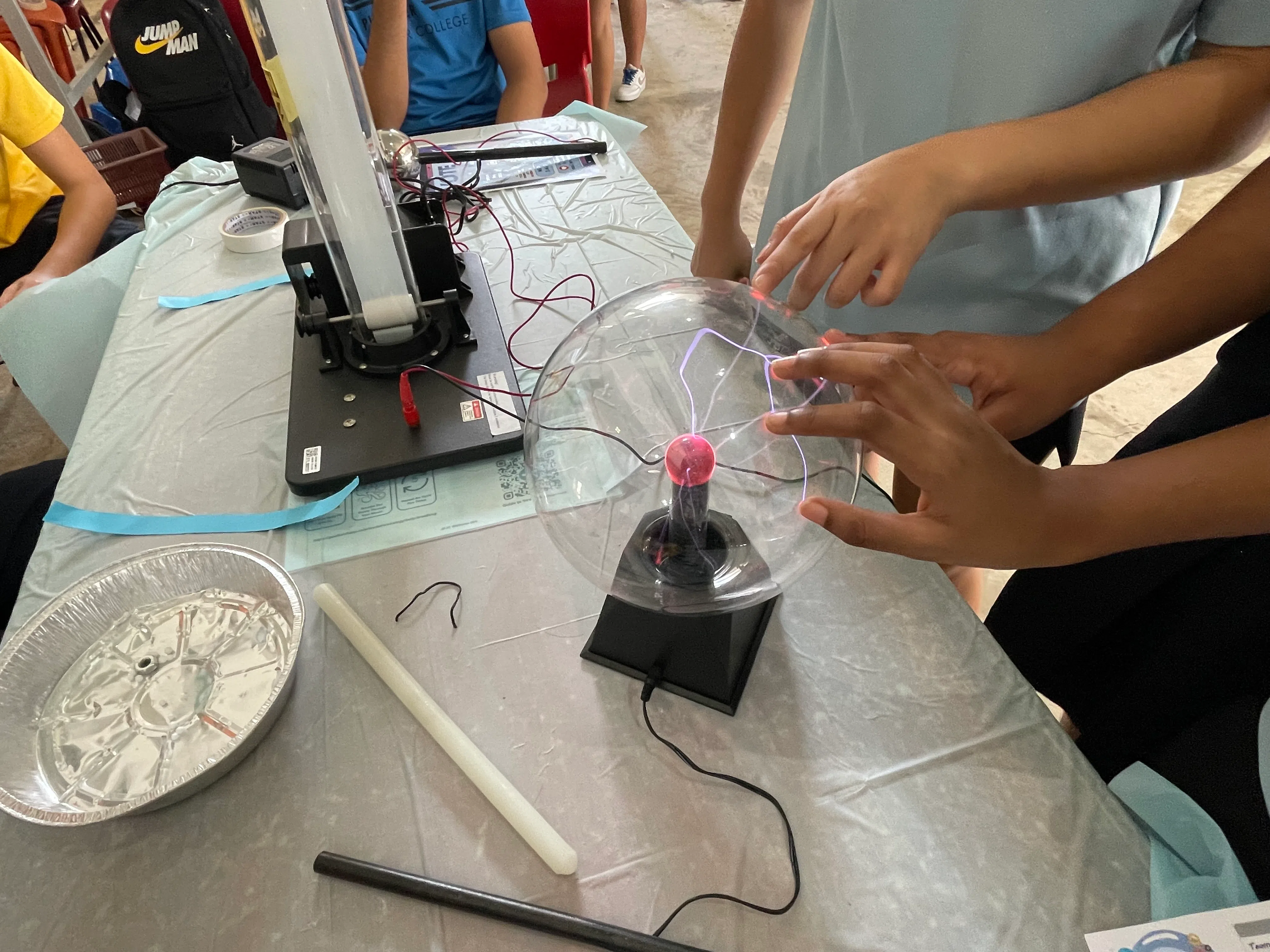 “等离子球”里放射出神秘而绚丽的弧形彩光。（裕驱初院提供）