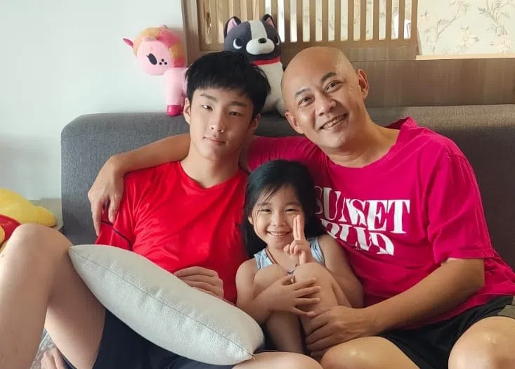姚彣隆2020年因为疫情被困在新加坡两个月后，越过长堤回家，在隔离后终于与家人团聚。（档案照）