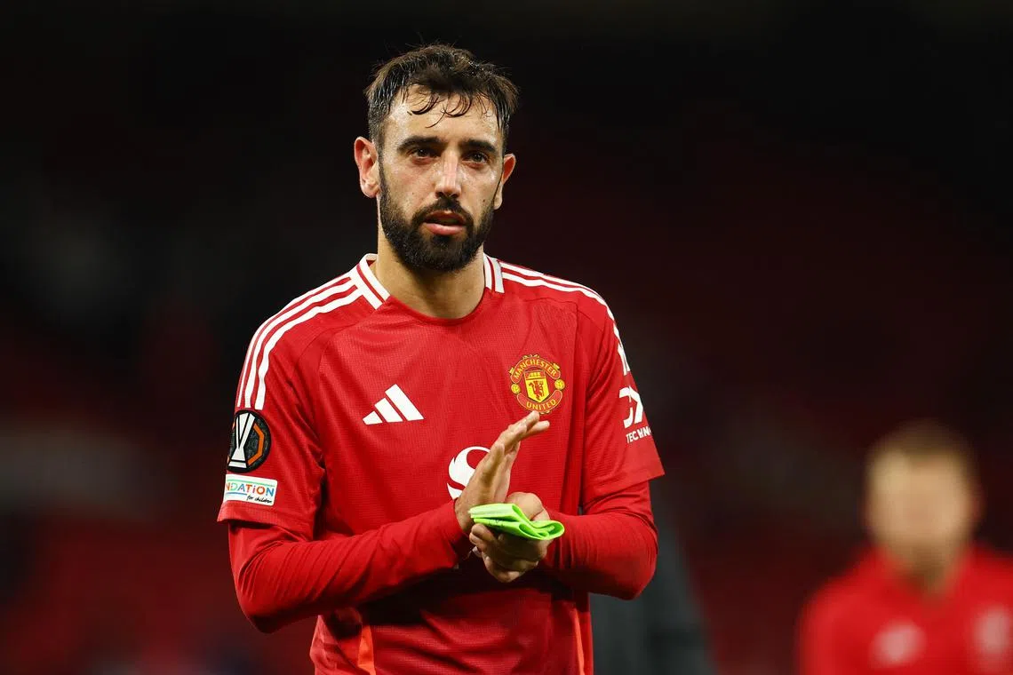 曼联队长费尔南德斯新赛季发挥不如意，但他依旧得到主帅滕哈格的信任，预料仍将在对垒热刺一役首发上阵。（路透社）