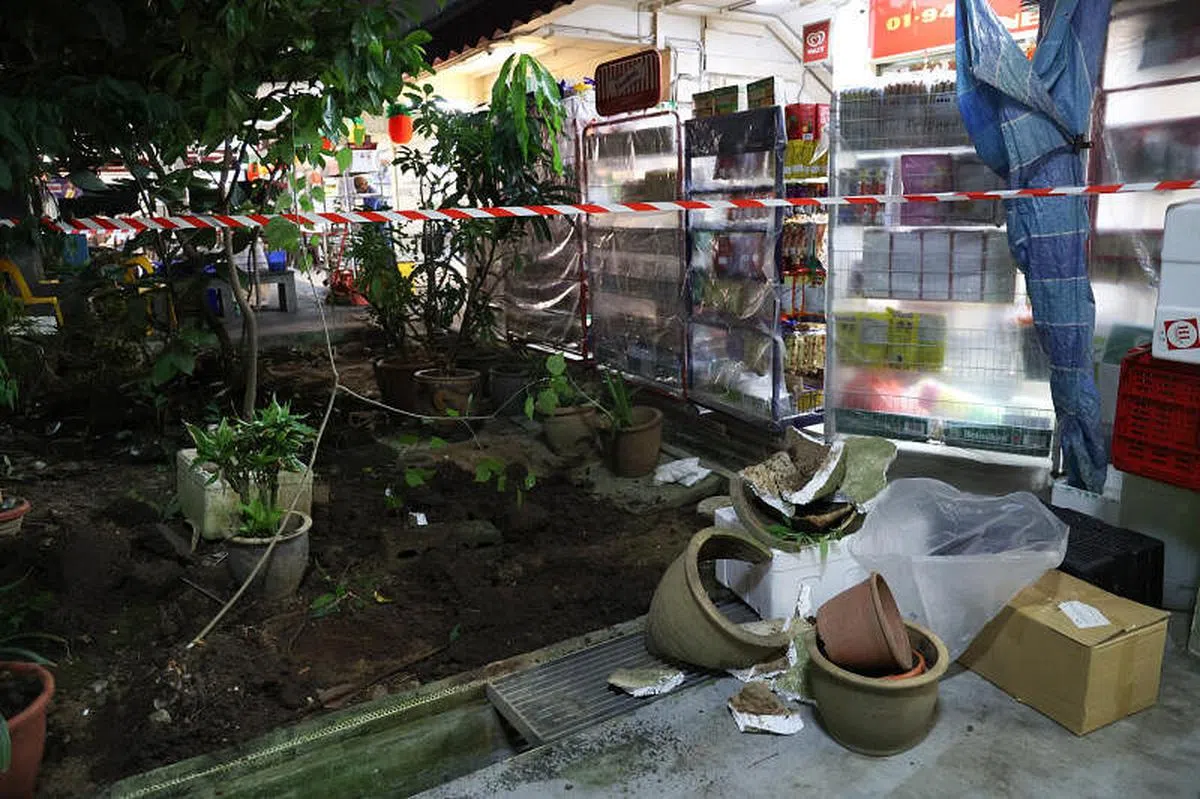 事发地点已经用封锁线围起，过后会用水泥填平。（李冠卫摄）