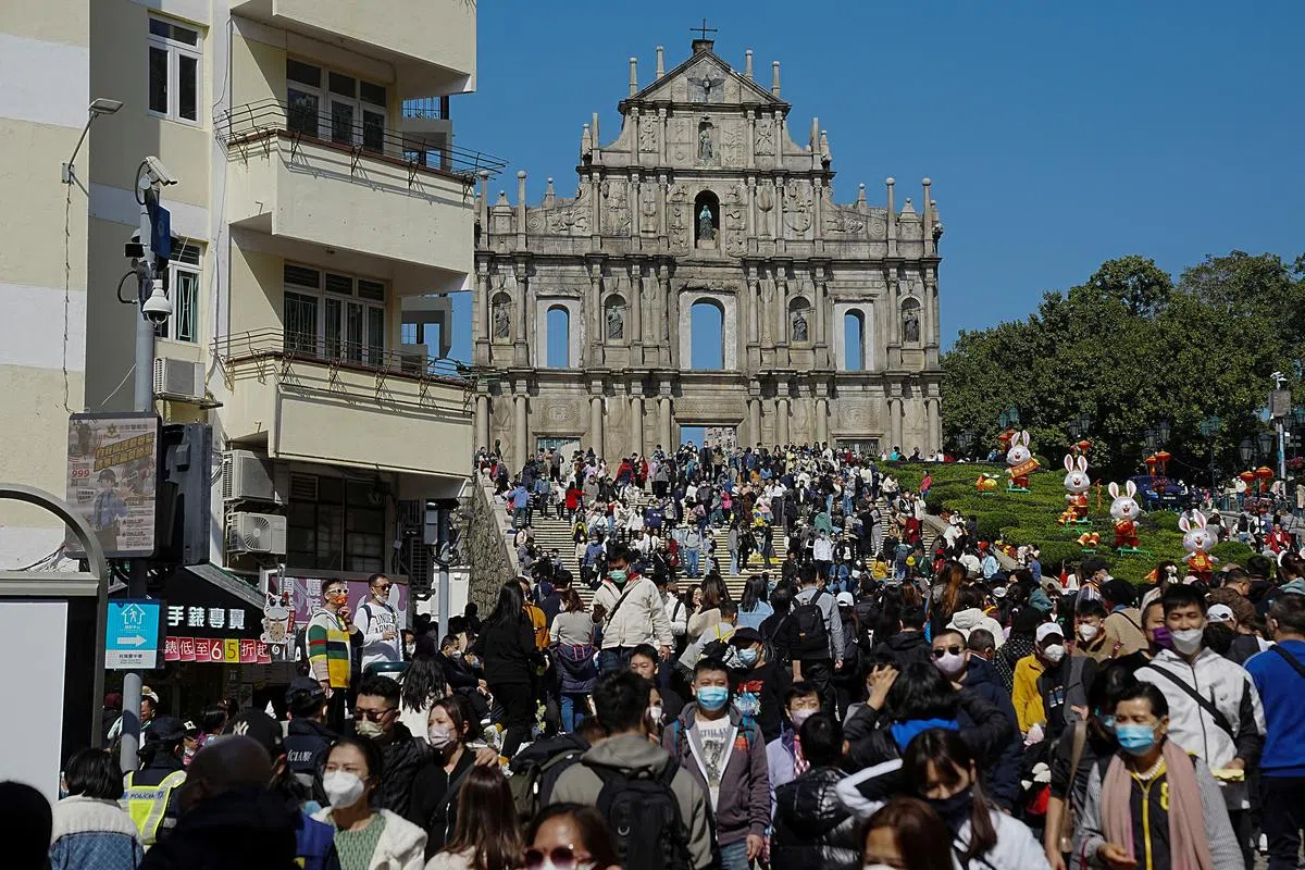 澳门统计数据显示，大年初二单日接待7万1678人次的入境旅客中，有3万9394人次为这个大陆旅客。图为通往澳门著名大三巴牌坊的旅客人潮。（路透社）