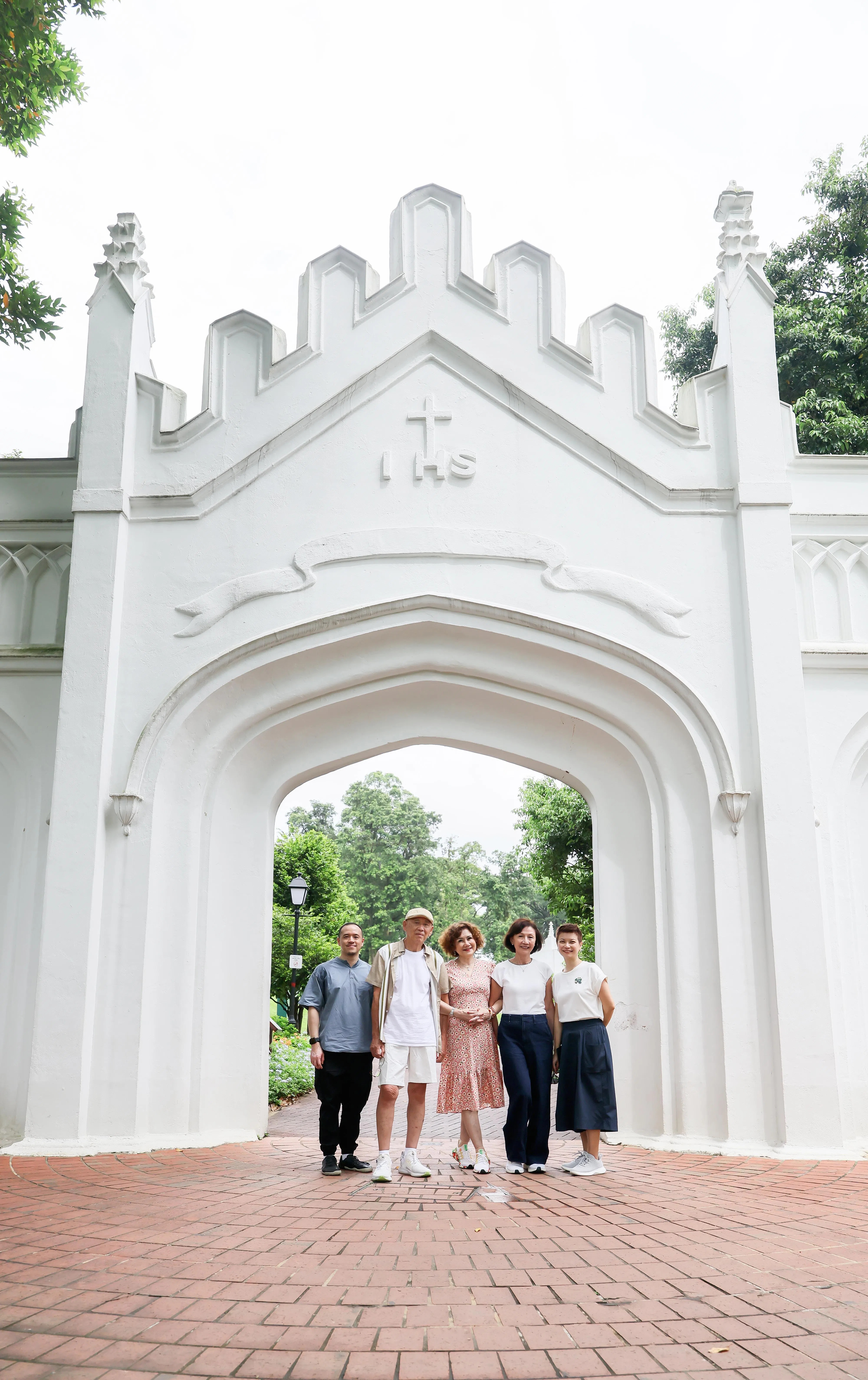 《红楼梦醒》三位演员刘燕铃（右二）、蔡笃翠（中）、彭泰彰（左二）与亚洲电影资料馆两位修复功臣周世宝（左一）、曾素清（右一）重逢于当年拍摄现场。（龙国雄摄影）（龙国雄）