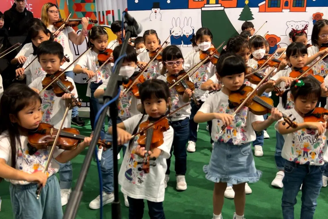 罗恩琪第一次参加学校的圣诞节公开演出，还没有单独配麦克风收音，但她学习进展神速，隔年的公演便获得独奏的机会。（受访者提供）