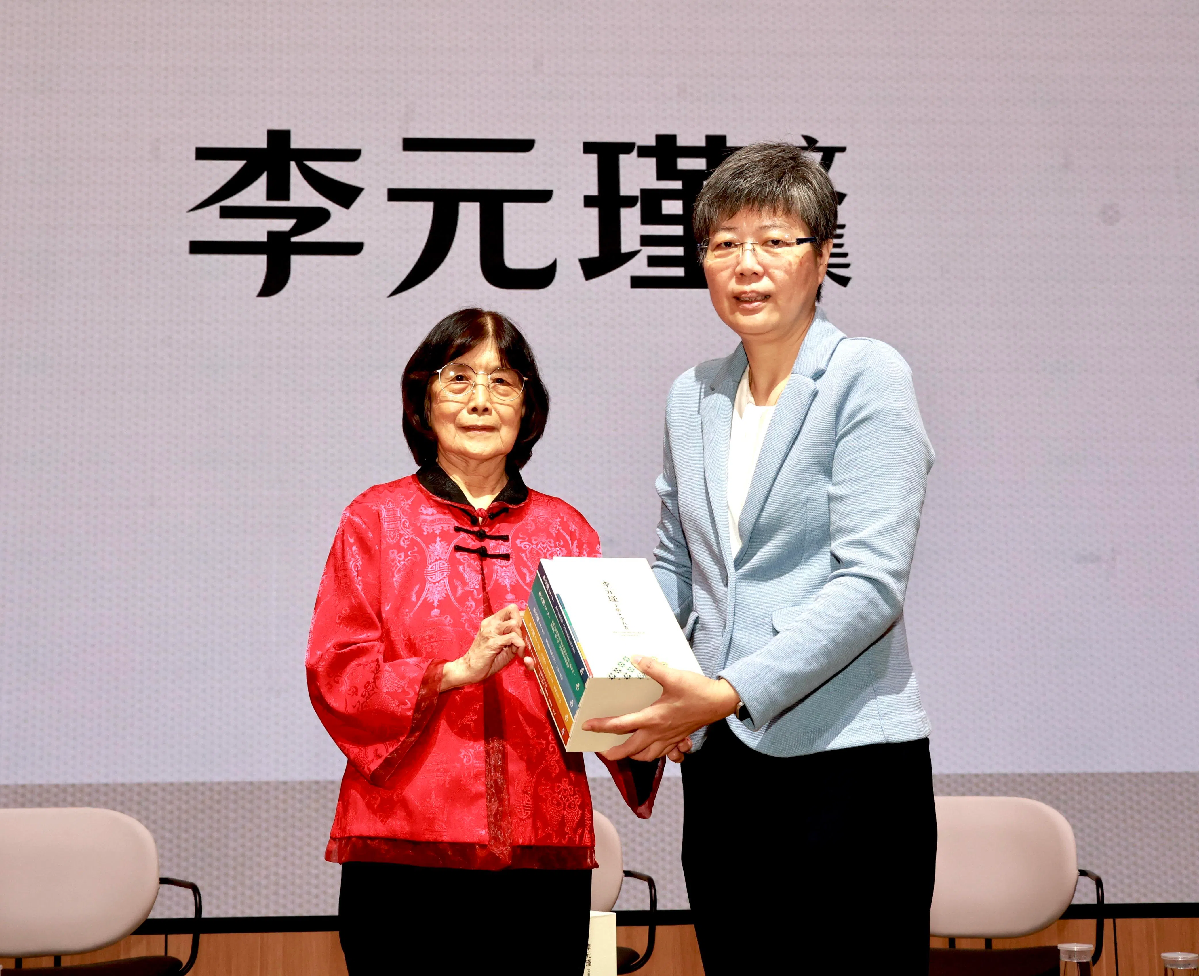 由本地历史学者李元瑾博士（左）撰写的《李元瑾文集》星期天（11月16日）举行发布暨座谈会。右为新报业媒体华文媒体集团社长李慧玲。（周国威摄）