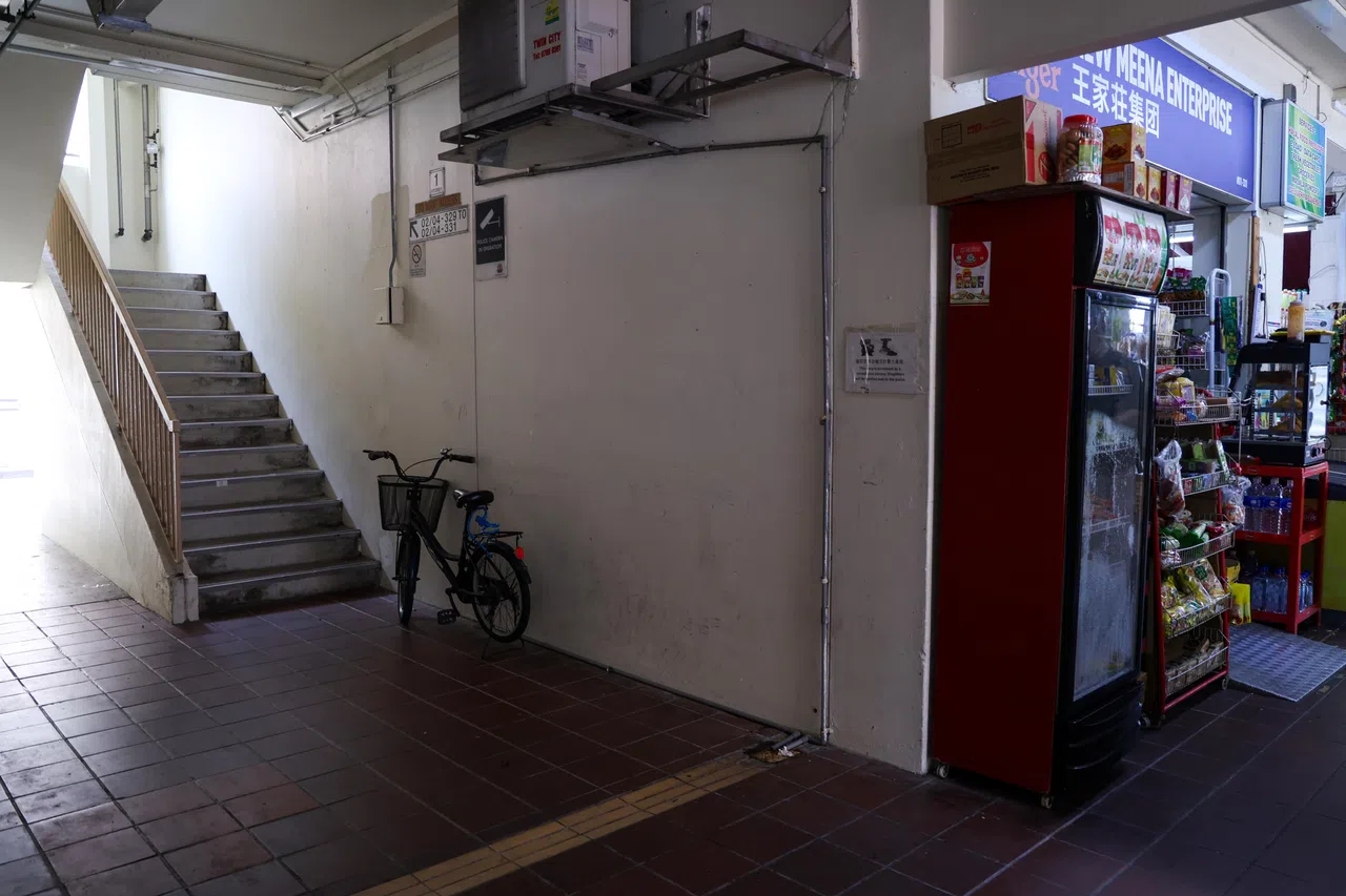 据一名店主描述，嫌犯被发现时正坐在图中的楼梯口。（白艳琳摄）