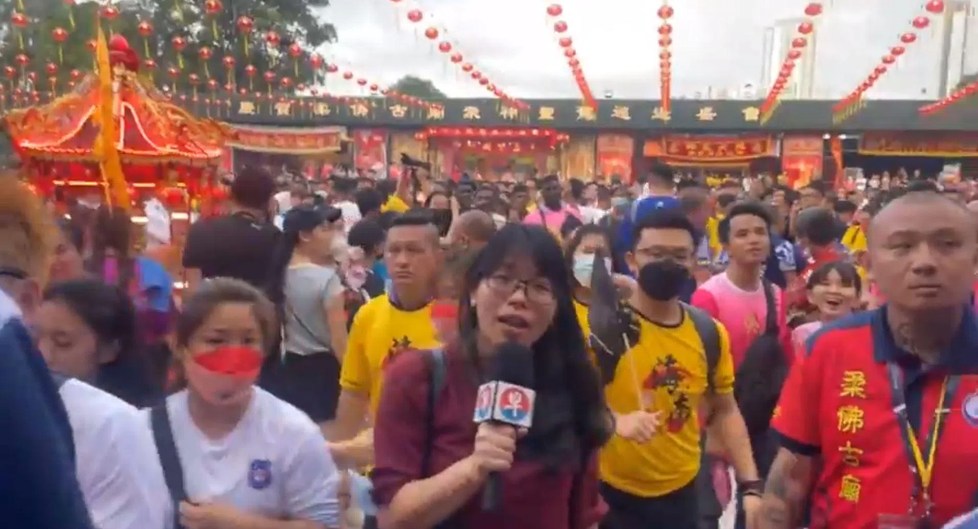 2023年2月11日，阔别三年，马来西亚柔佛古庙众神巡游全面复办，记者靳忻通过《早现场》直播，为观众展示现场情况。（档案照片）