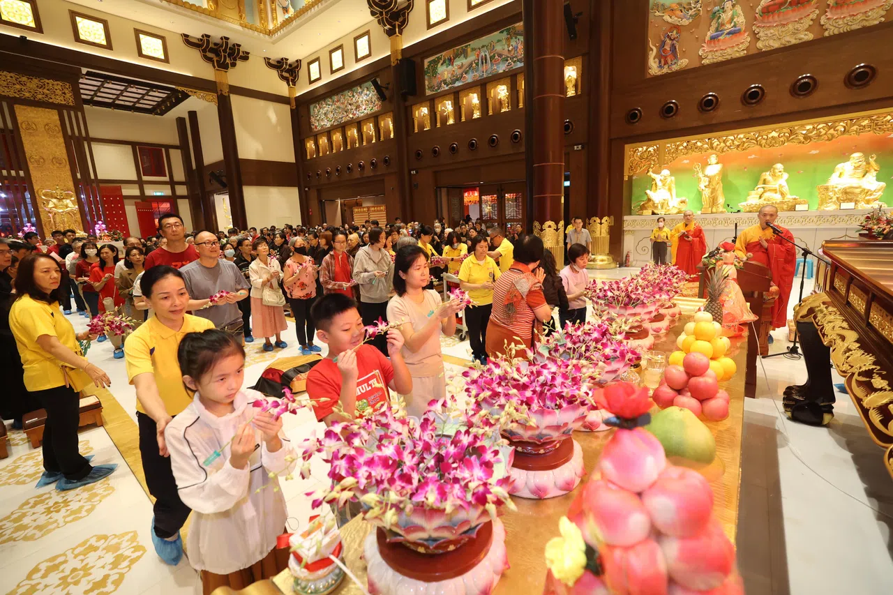 今年是居士林举办敲钟法会的第12个年头，法会还没开始，大雄宝殿内就已经座无虚席。（邝启聪摄）