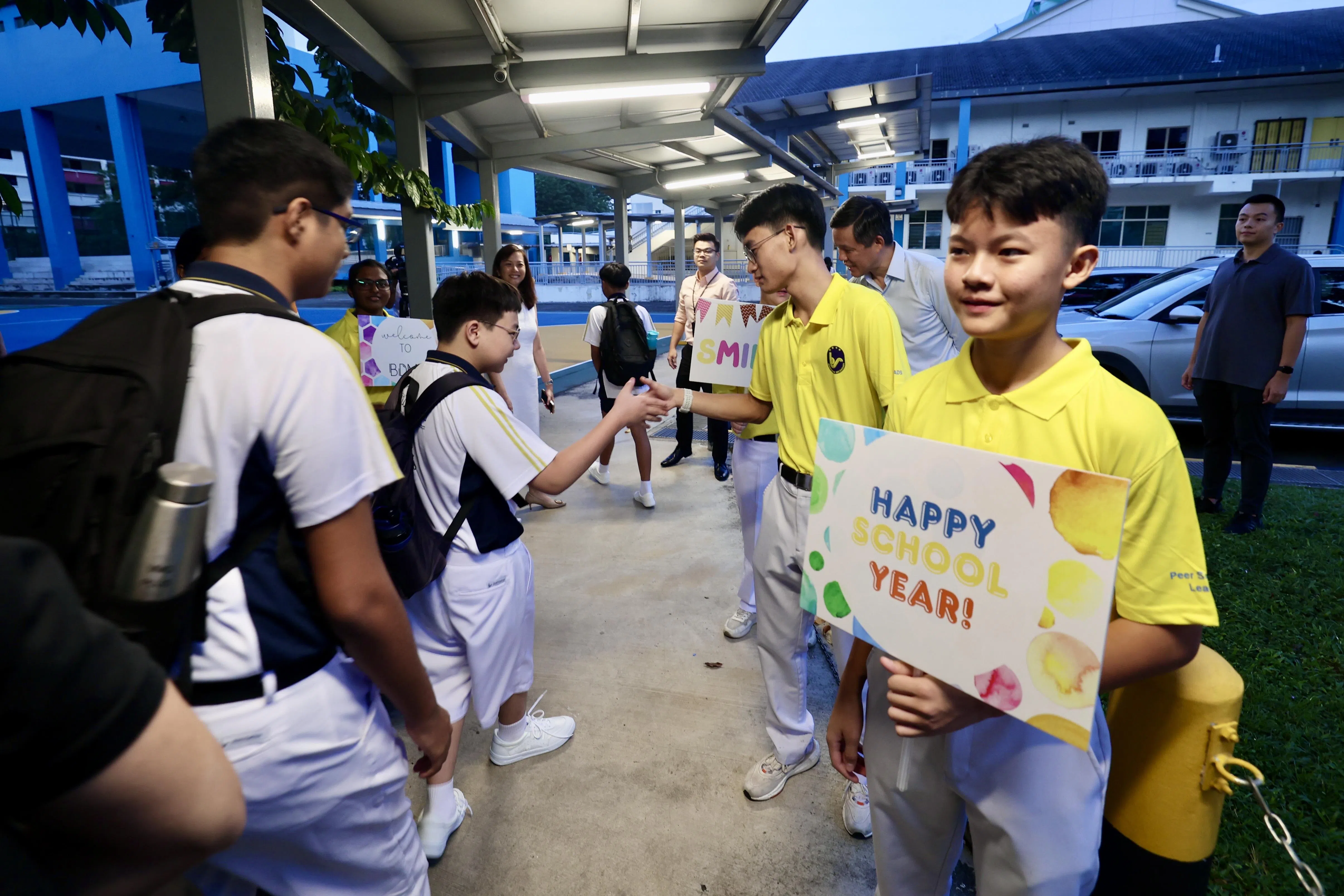 全国中学生也在星期四迎来新学年的开始。各校通过迎新活动，帮助新生适应校园生活，并促进他们与同学之间的交流。（陈斌勤摄）
