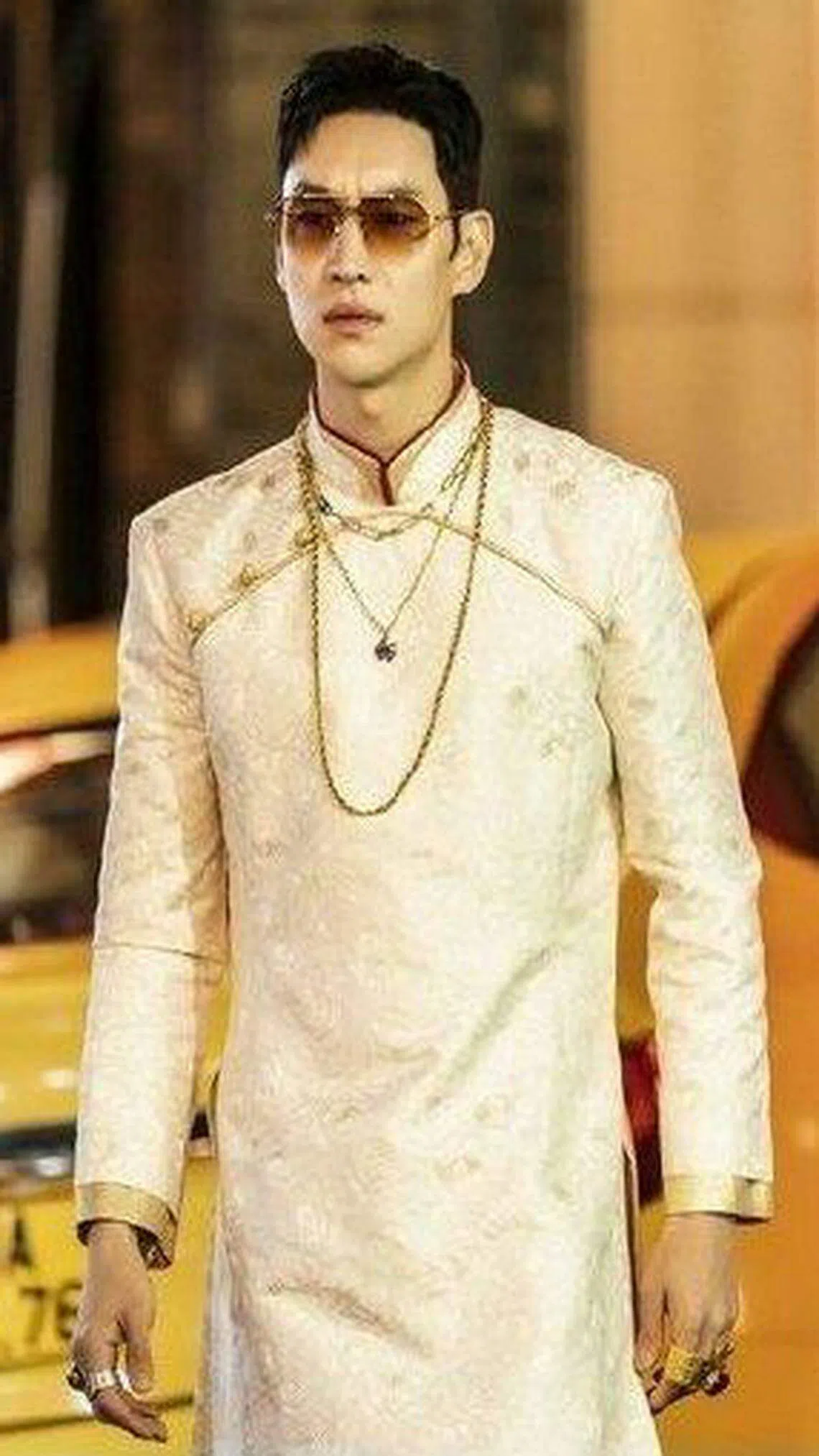 李帝勋剧中乔装成手机贩子王道吉，夸张行头引人爆笑。（互联网）