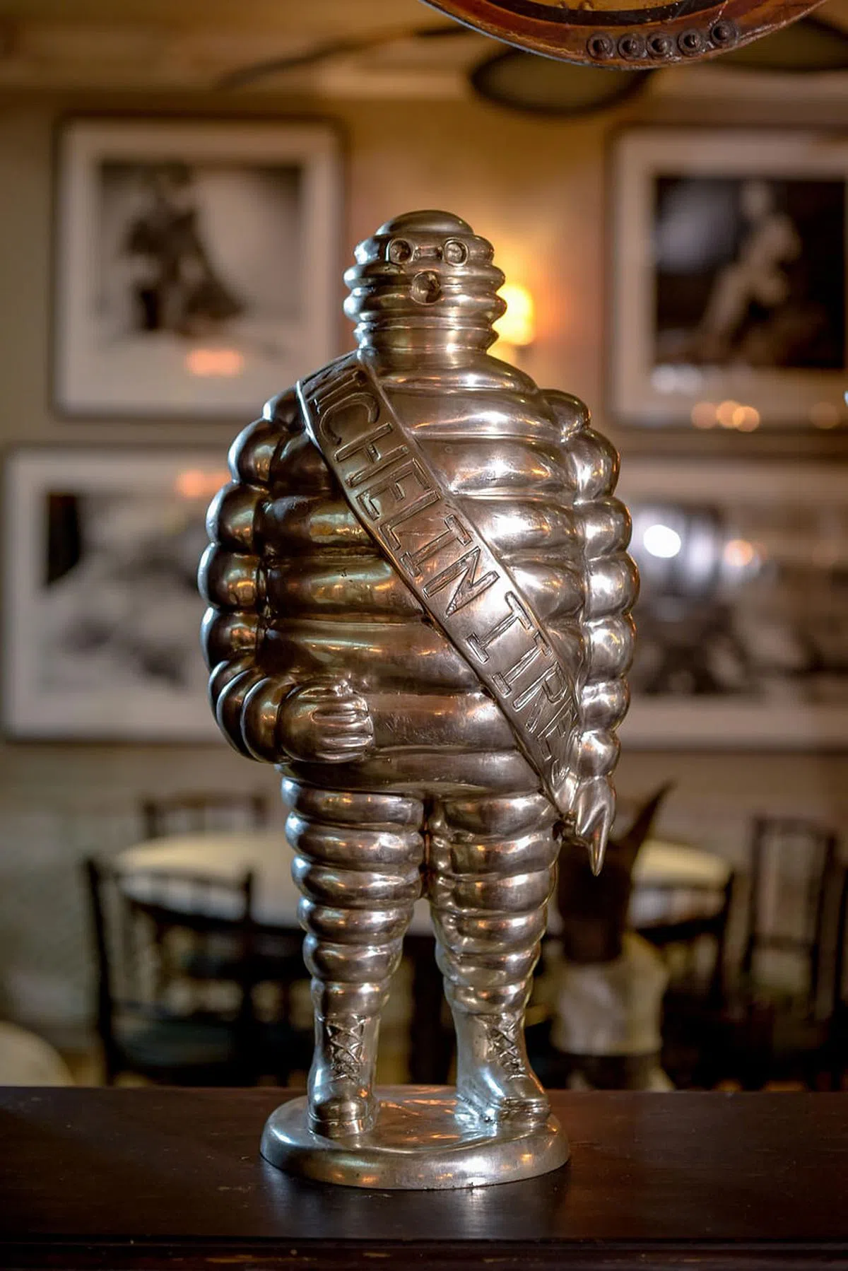 法国镀银青铜米其林轮胎人雕像。（餐馆提供照片）