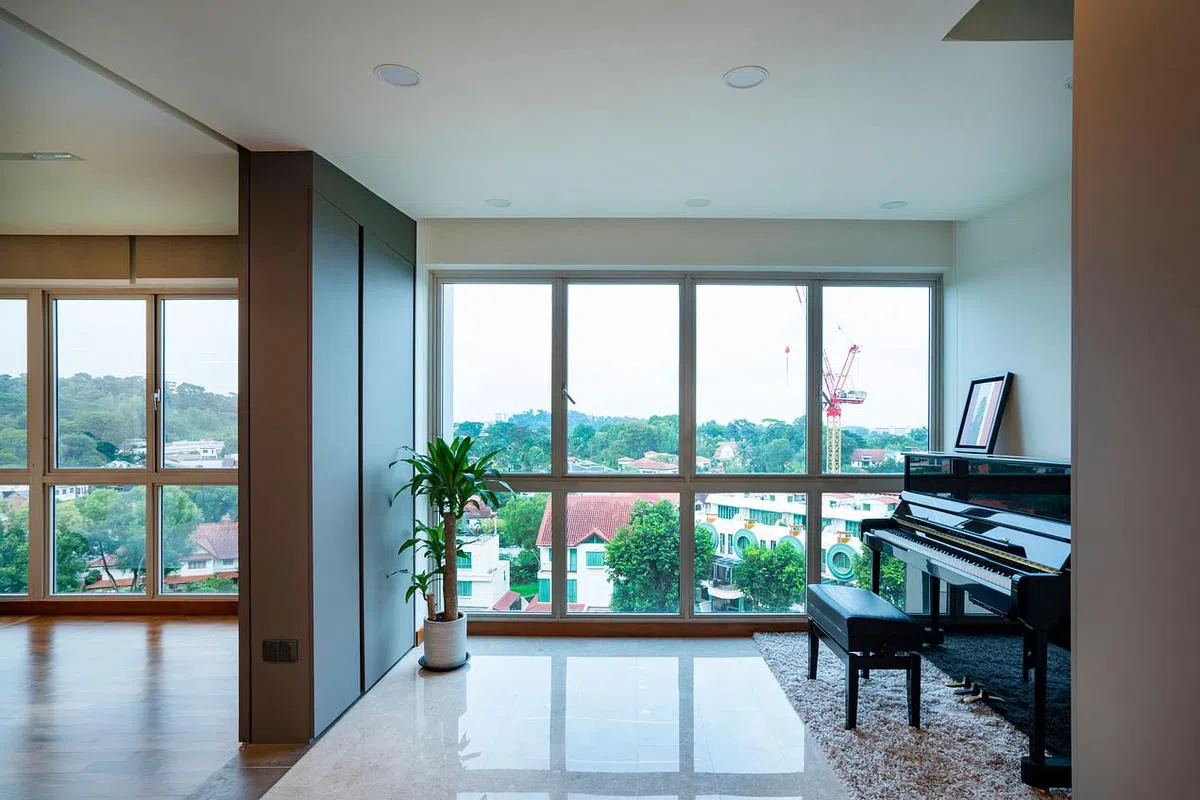 与客厅相连的卧室拉上活动墙可当钢琴室或客房。