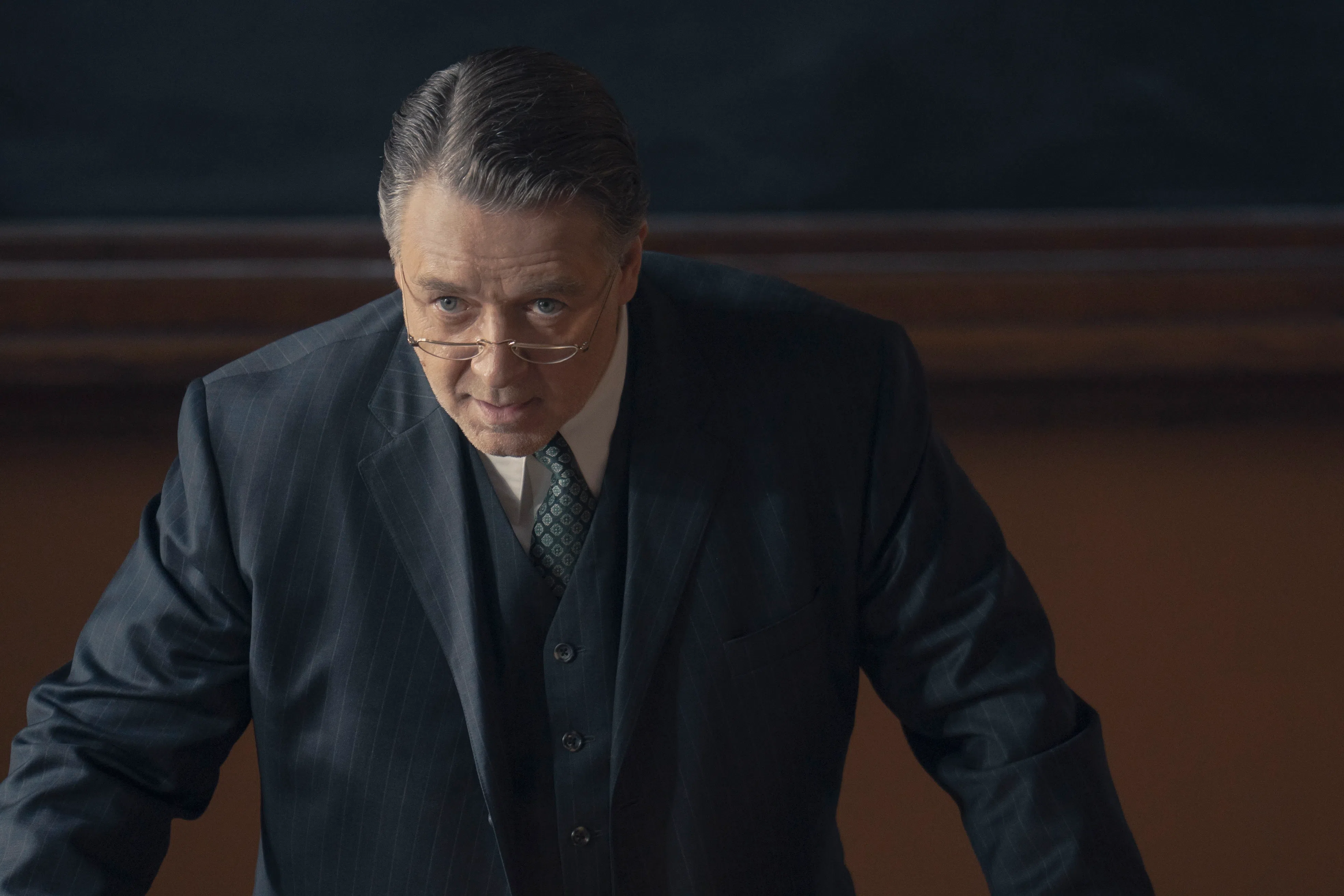 Russell Crowe饰演表里不一的哈佛教授。（Netflix提供）