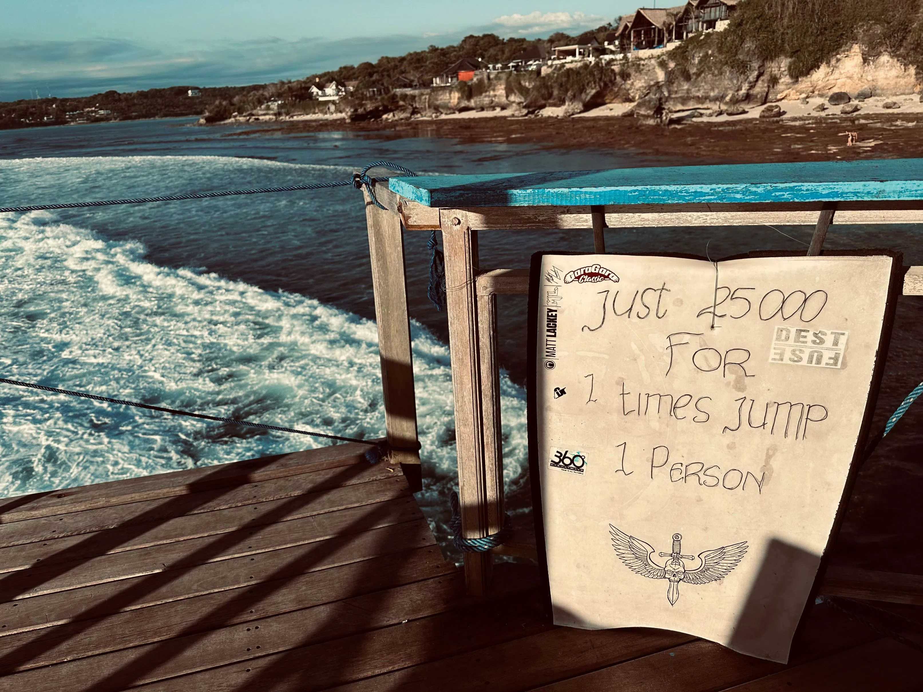 建在悬崖边的餐馆提供“跳海”选项，跳一次须付2万5000印尼盾（约2.2新元）。（陈晓彤摄）