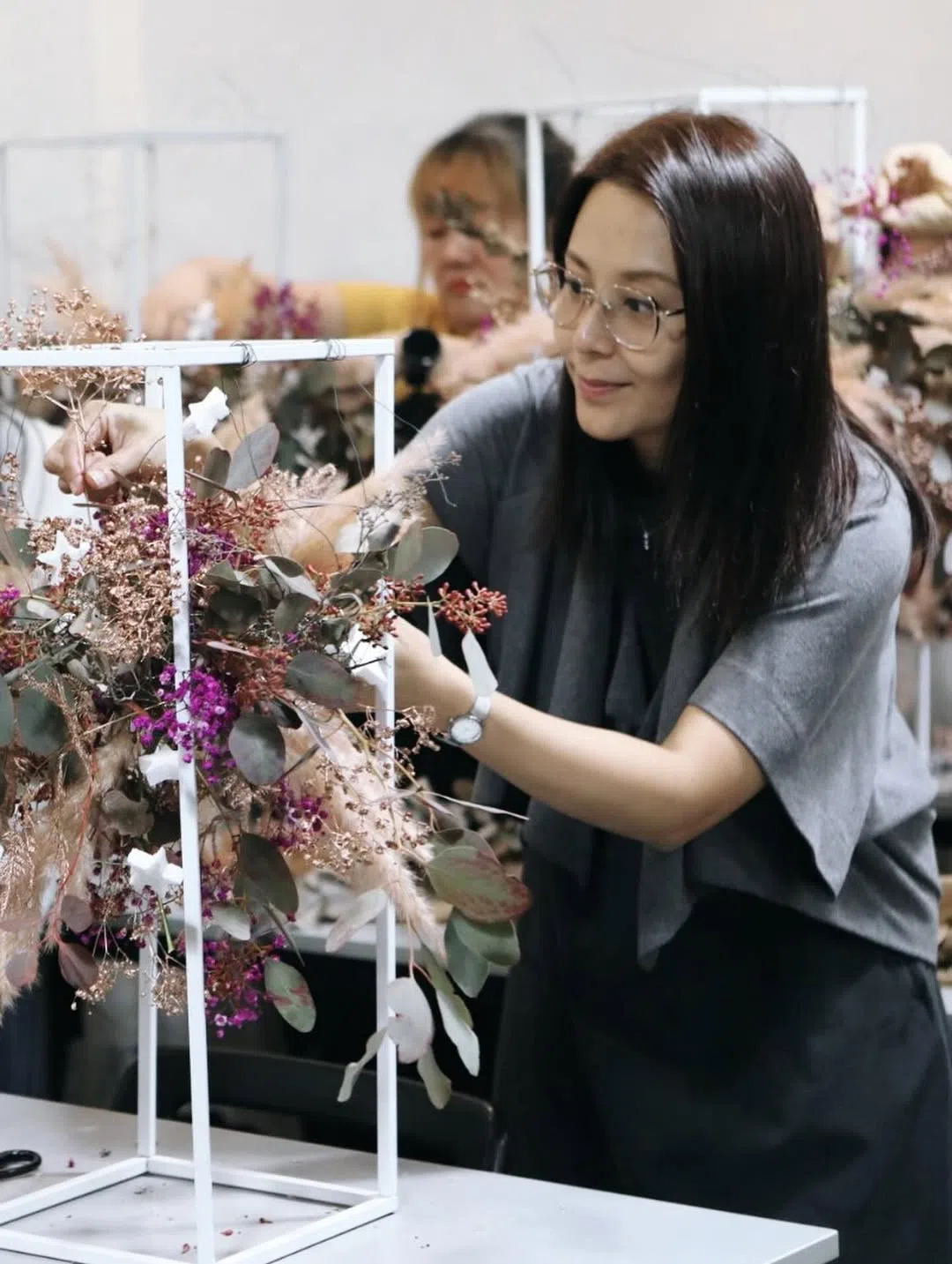 喜欢插花的曾诗梅，用补助上了两门花艺课。（取自艺人IG）