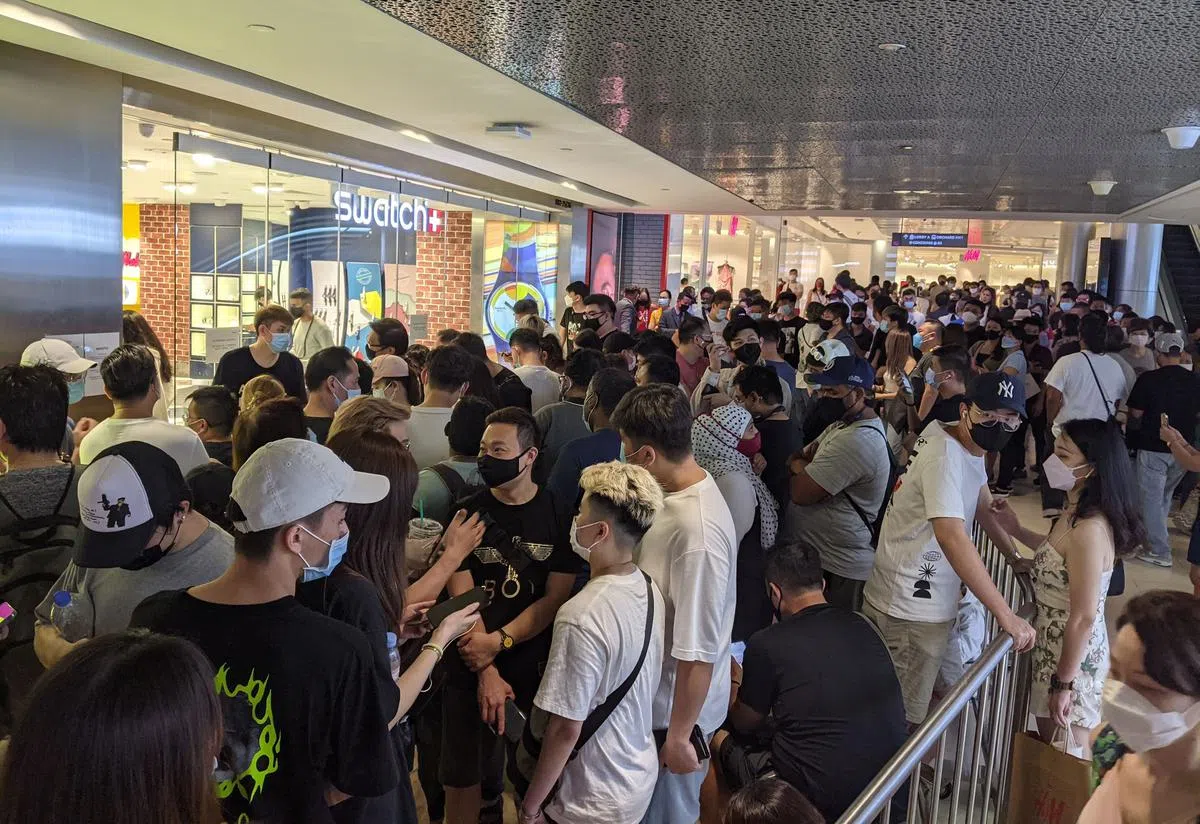 Omega和Swatch在3月26日推出MoonSwatch联名系列，大批表迷挤爆ION Orchard店。（档案照片）