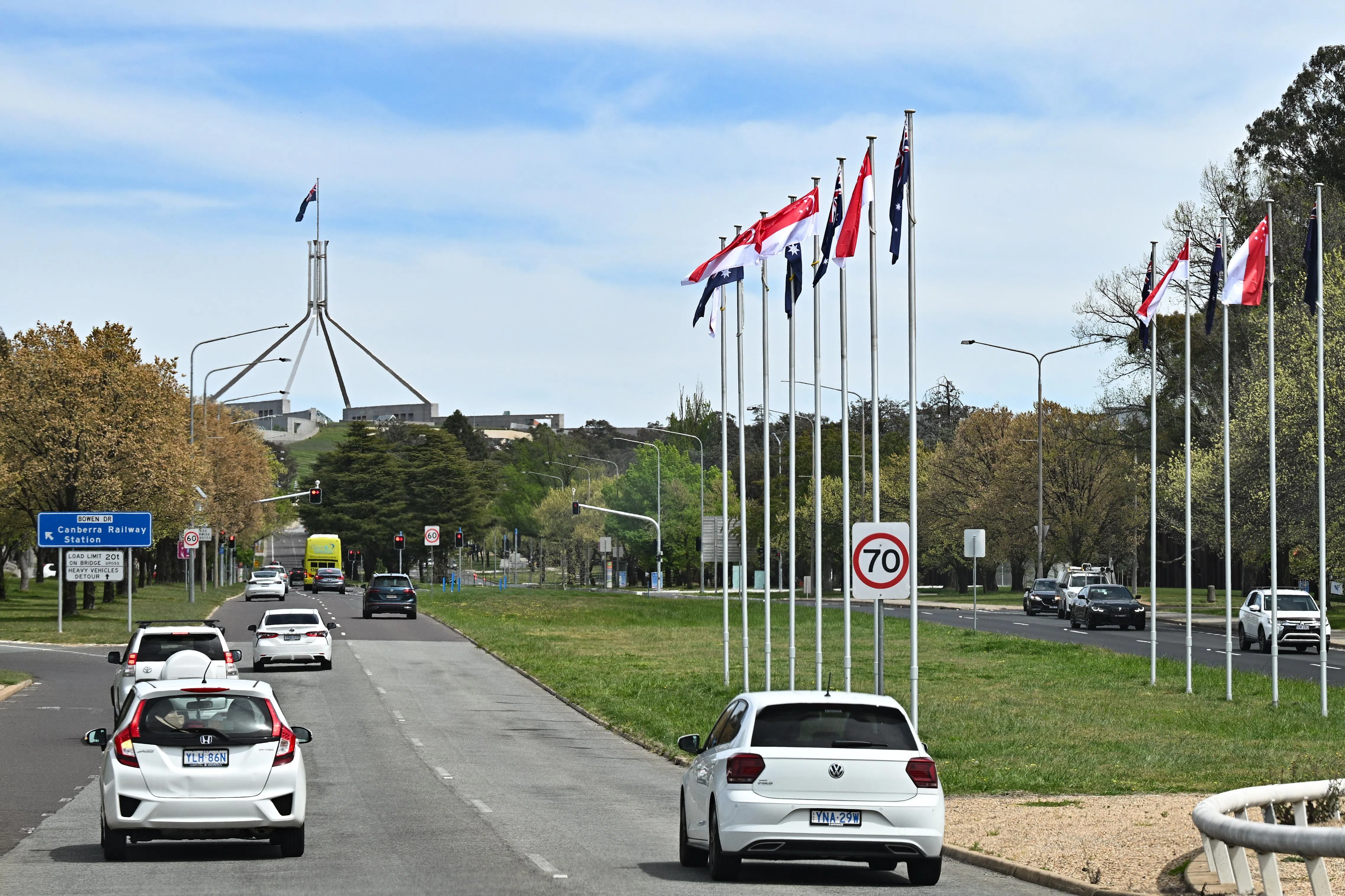 我国总理黄循财星期一正式访问澳洲堪培拉和悉尼四天。位于堪培拉的国会大厦附近，星期二挂上了新加坡与澳洲的国旗。（海峡时报）