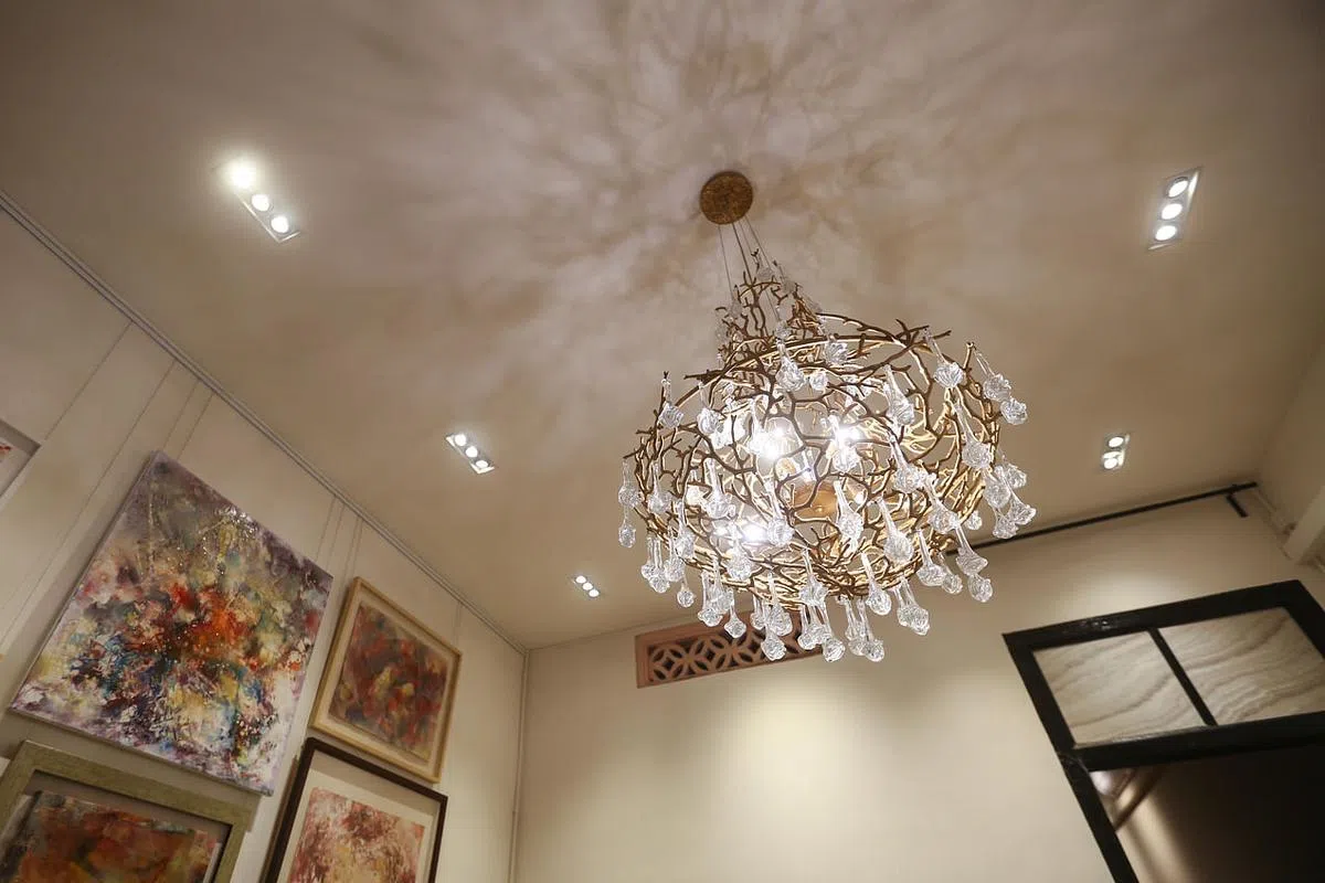 大门入口处前厅最吸引目光的是来自葡萄牙的30公斤铜雕手工玻璃吊灯。