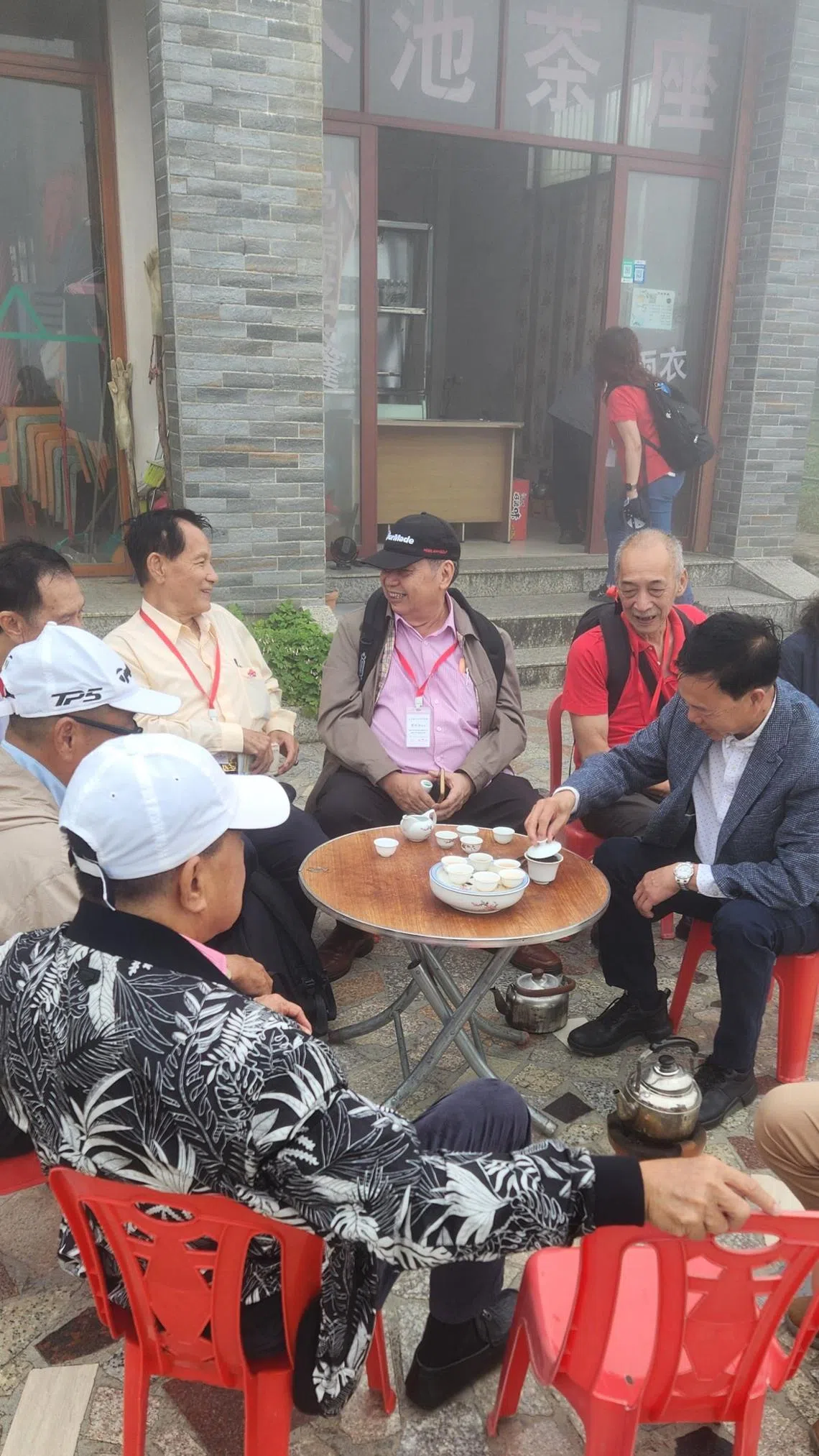 凤凰天池海拔超过1300米，团员们克服挑战攀上山顶，在云雾缭绕的天池茶室，喝一杯潮州总会会长张建安（右）泡的功夫茶。（陈爱薇摄）