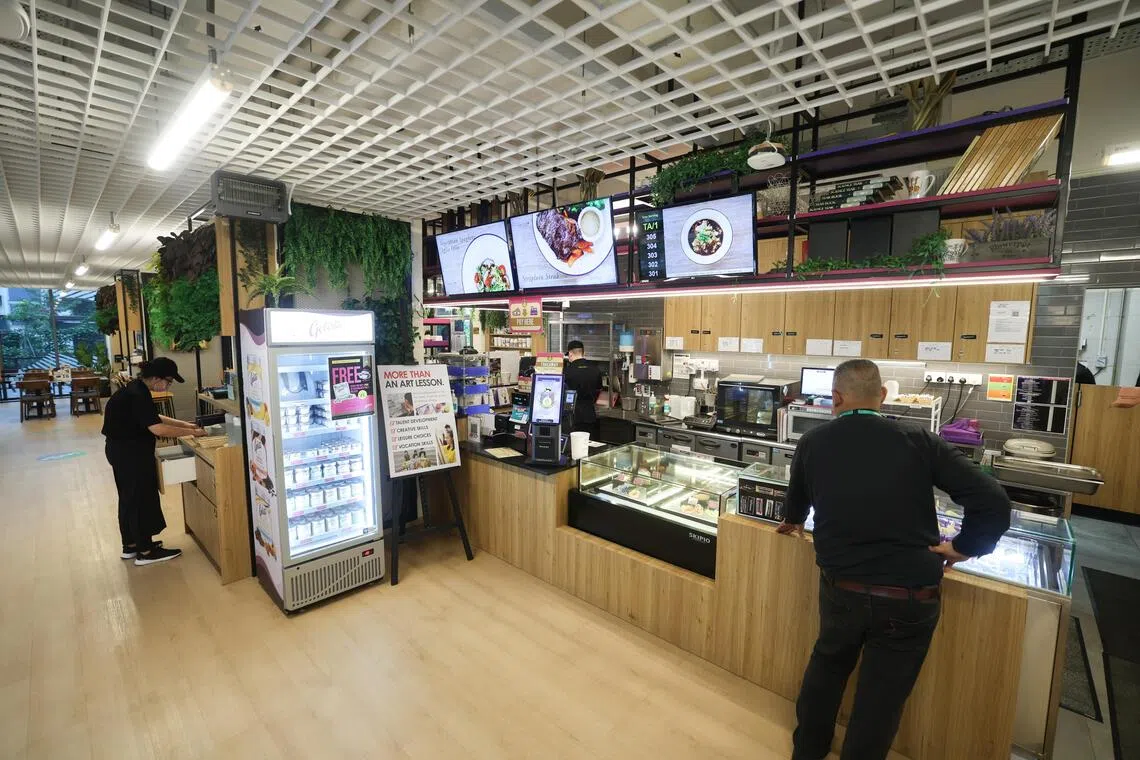 开放给公众用餐的校园餐厅，为学生和校友提供实际的培训机会。（关俊威摄）