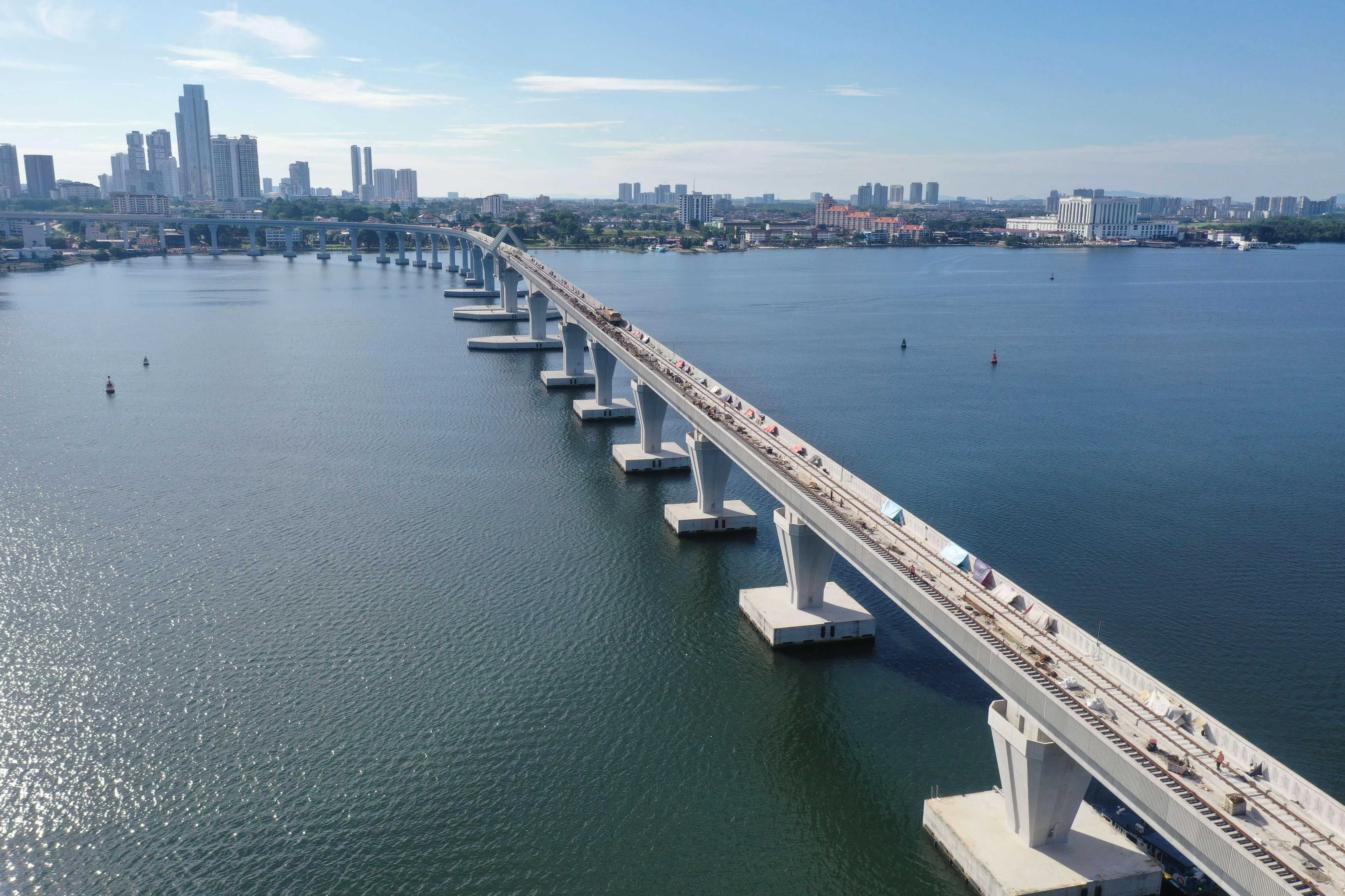 新柔地铁系统的跨海高架桥。（陆路交通管理局提供）