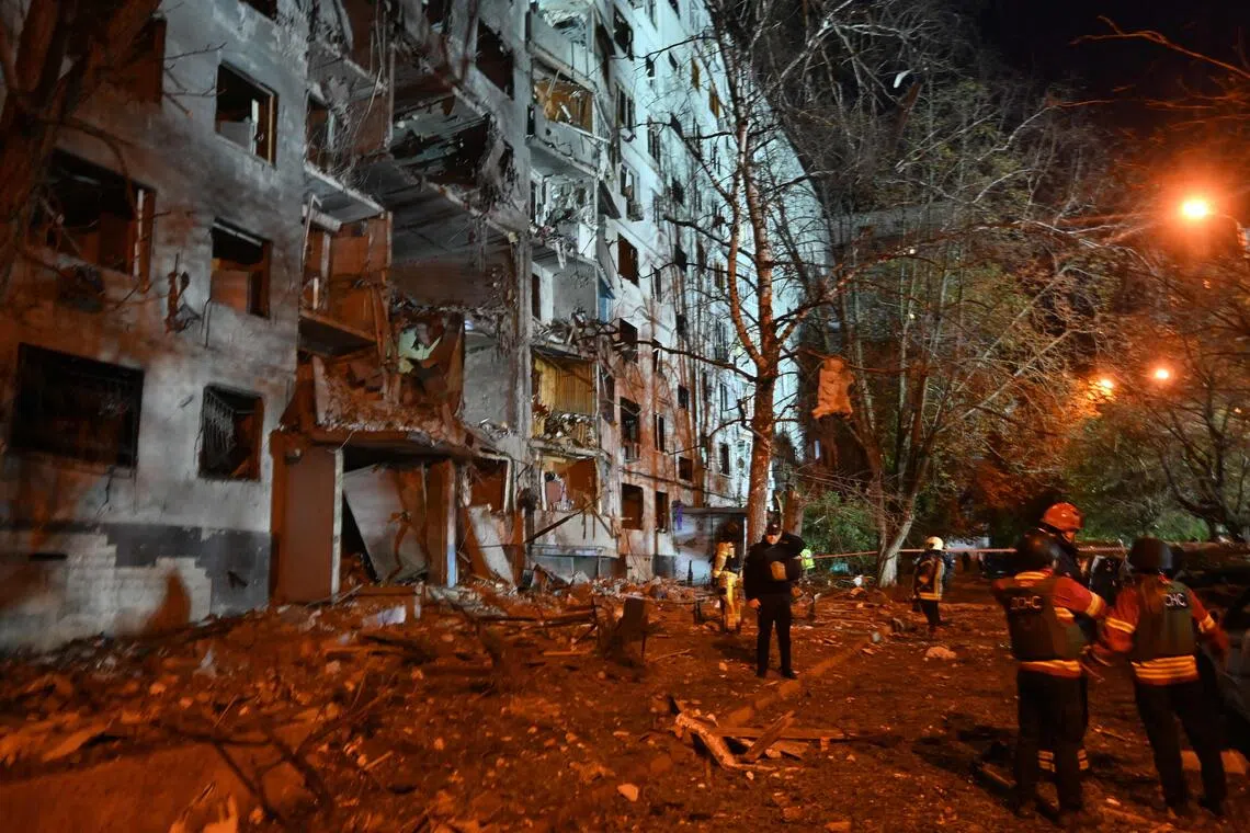 俄军星期一（9月28日）空袭哈尔科夫（Kharkiv）一栋多层住宅楼，造成多人死伤；救援人员随后进入受损建筑搜救。（法新社）