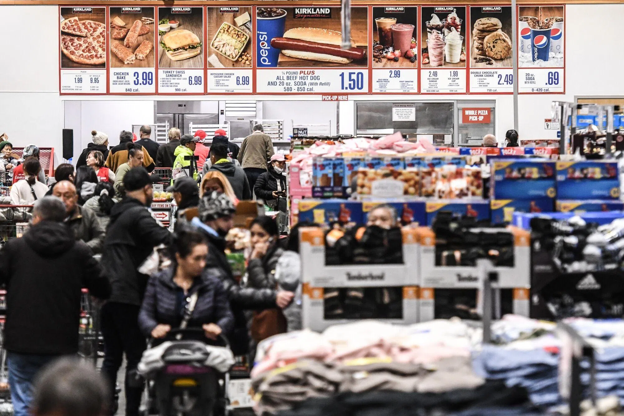 因为季度通货膨胀率与去年同期基本持平，这让好市多能够降低某些商品的价格。例如：好市多老花镜的价格就从原本的18.99美元降至16.99 美元，48粒的Kirkland Signature电池价格也从17.99美元降至15.99美元。（彭博社）