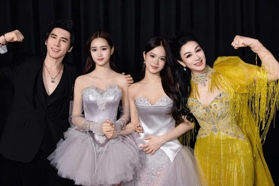 钟丽缇（右）与张伦硕（左）结婚后，一家五口生活十分幸福美满。（互联网）