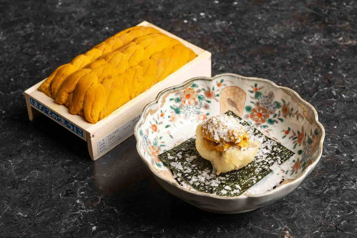 星鳗天妇罗搭配紫海胆，天妇罗脆香；紫海胆鲜美甜嫩。（餐馆提供）