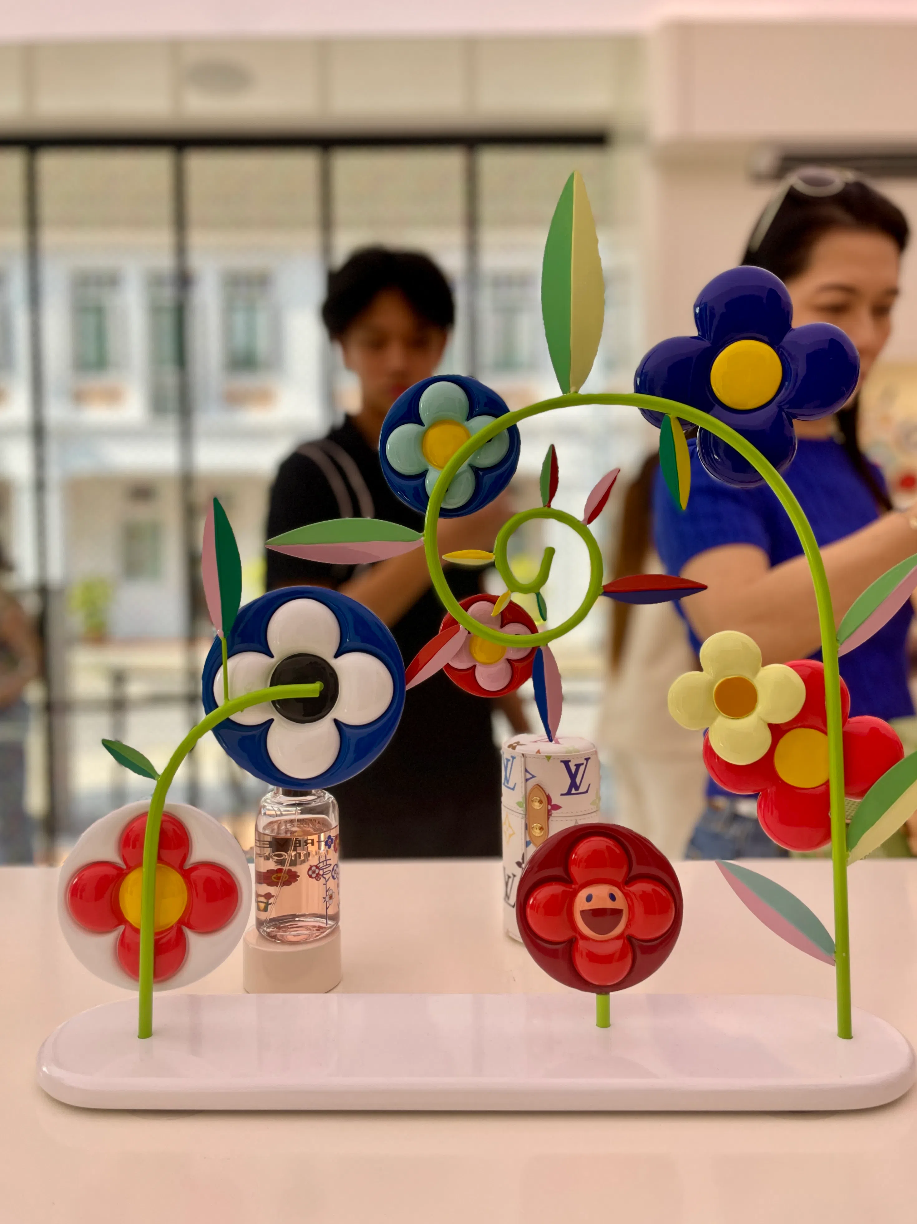 快闪店内连村上隆摆设架都那么令人心花怒放，诱人将它买下。（林方伟摄）