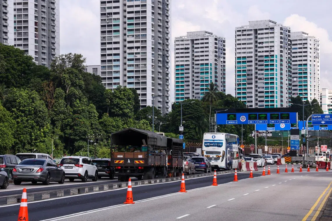 重新调整后，移民局在关卡执行逆向通行前，必须在车道沿途放置交通锥，一些还附有反光盘，使车道导向更明确。（白艳琳摄）